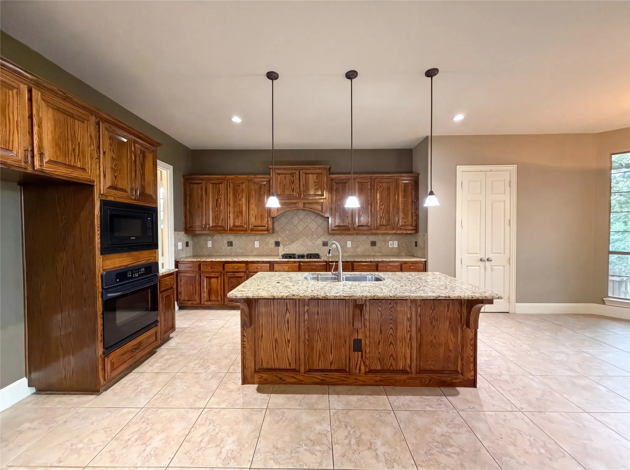 Single Family Residence For Sale in Tarrant County , 928 Homestead Drive, Keller, Texas 76248, 4 Bedroom, 4 Bathroom, 3 Garage spaces, 3,593 Sqft, built in 2006, mls#21264796, Real Estate Agent in Keller, Homes For Sale in Tarrant county, Homes For Sale in Keller, Realtor in Keller Texas, Real Estate Brokerage Independent Realty Texas, Luminita Cordes Realtor