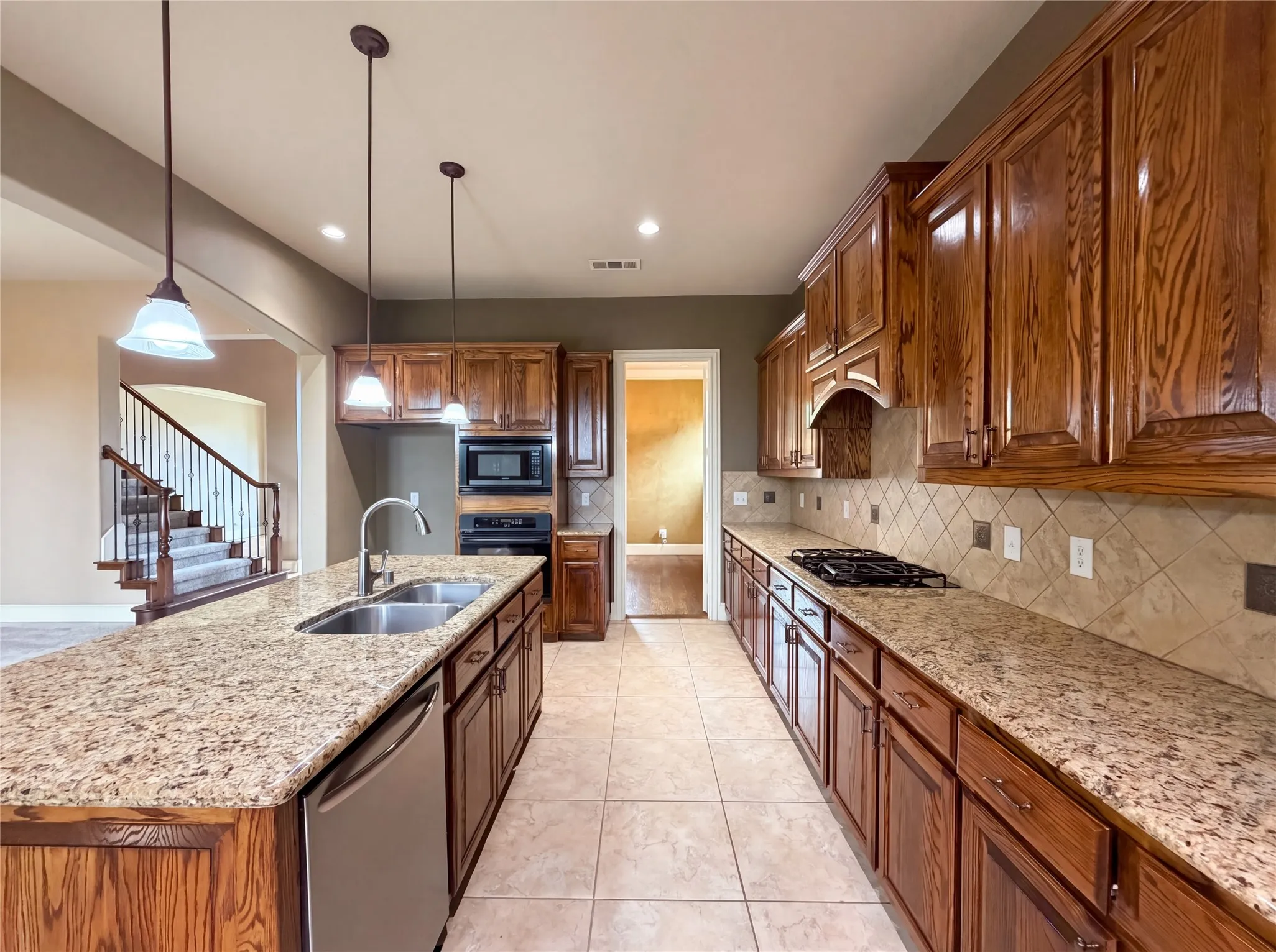 Single Family Residence For Sale in Tarrant County , 928 Homestead Drive, Keller, Texas 76248, 4 Bedroom, 4 Bathroom, 3 Garage spaces, 3,593 Sqft, built in 2006, mls#21264796, Real Estate Agent in Keller, Homes For Sale in Tarrant county, Homes For Sale in Keller, Realtor in Keller Texas, Real Estate Brokerage Independent Realty Texas, Luminita Cordes Realtor