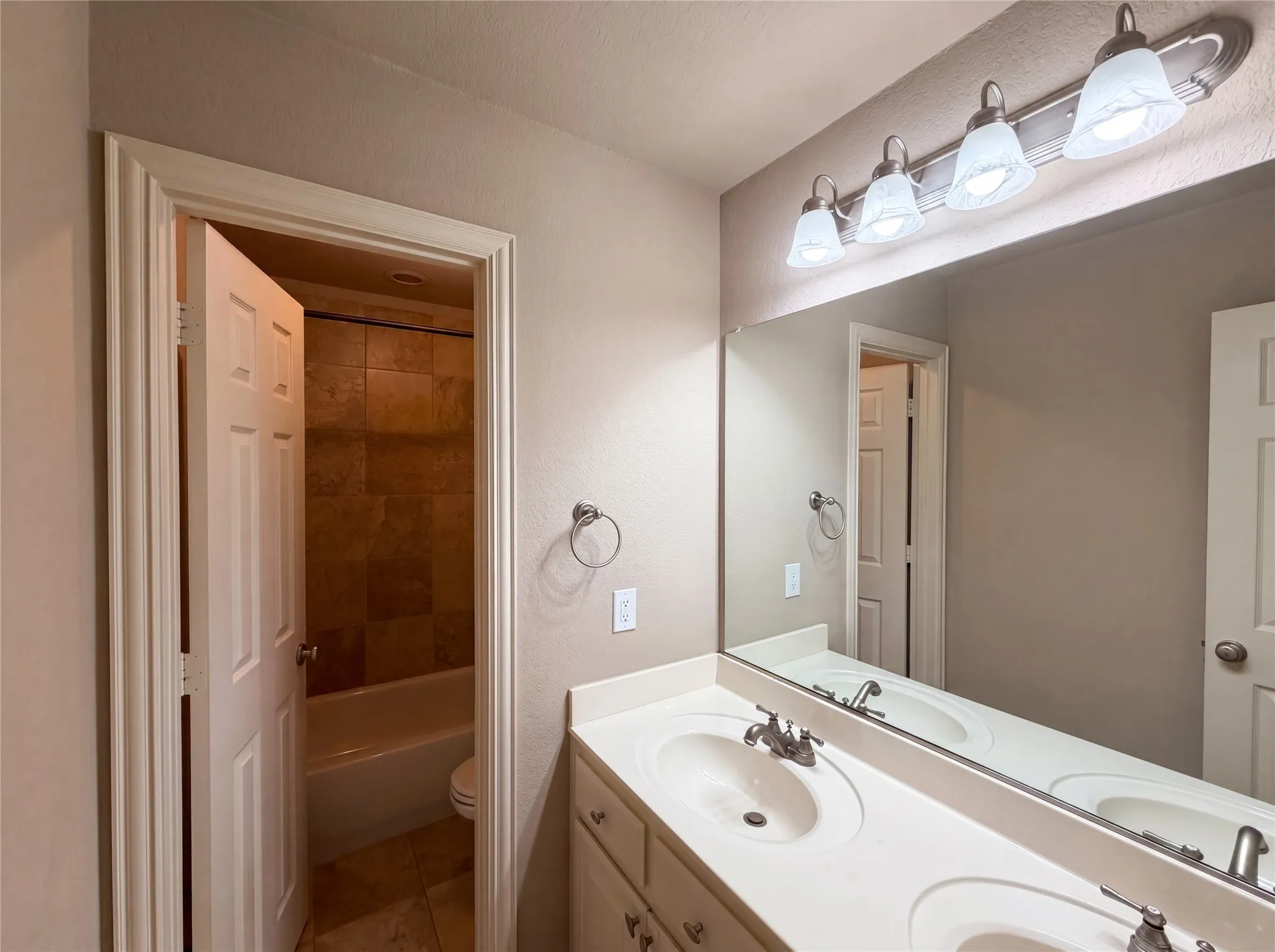 Single Family Residence For Sale in Tarrant County , 928 Homestead Drive, Keller, Texas 76248, 4 Bedroom, 4 Bathroom, 3 Garage spaces, 3,593 Sqft, built in 2006, mls#21264796, Real Estate Agent in Keller, Homes For Sale in Tarrant county, Homes For Sale in Keller, Realtor in Keller Texas, Real Estate Brokerage Independent Realty Texas, Luminita Cordes Realtor