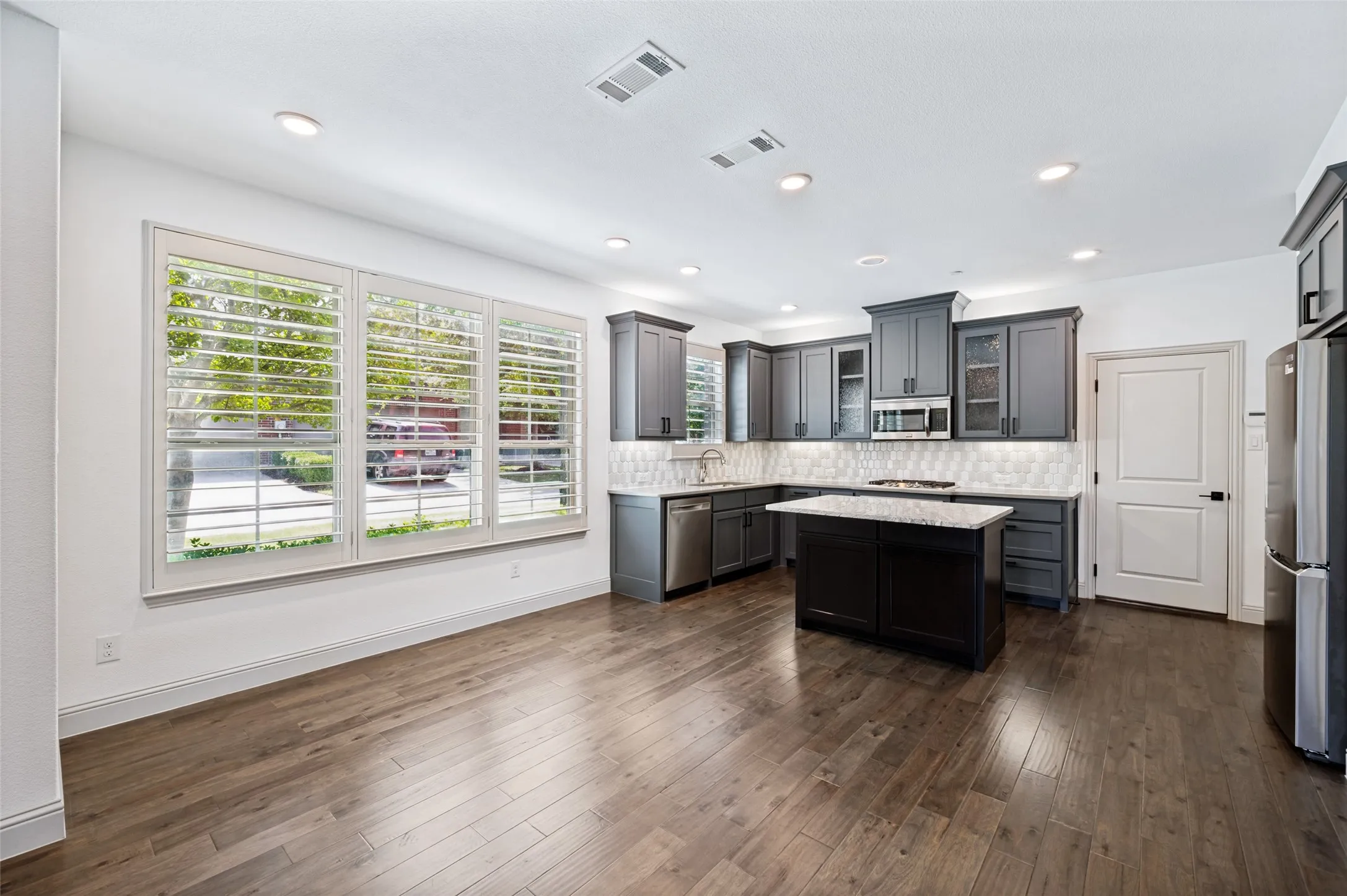 Townhouse For Sale in Collin County , 7101 Huckleberry Drive, Mc Kinney, Texas 75070, 3 Bedroom, 3 Bathroom, 2 Garage spaces, 1,978 Sqft, built in 2017, mls#21261513, Real Estate Agent in Mc Kinney, Homes For Sale in Collin county, Homes For Sale in Mc Kinney, Realtor in Mc Kinney Texas, Real Estate Brokerage Independent Realty Texas, Luminita Cordes Realtor
