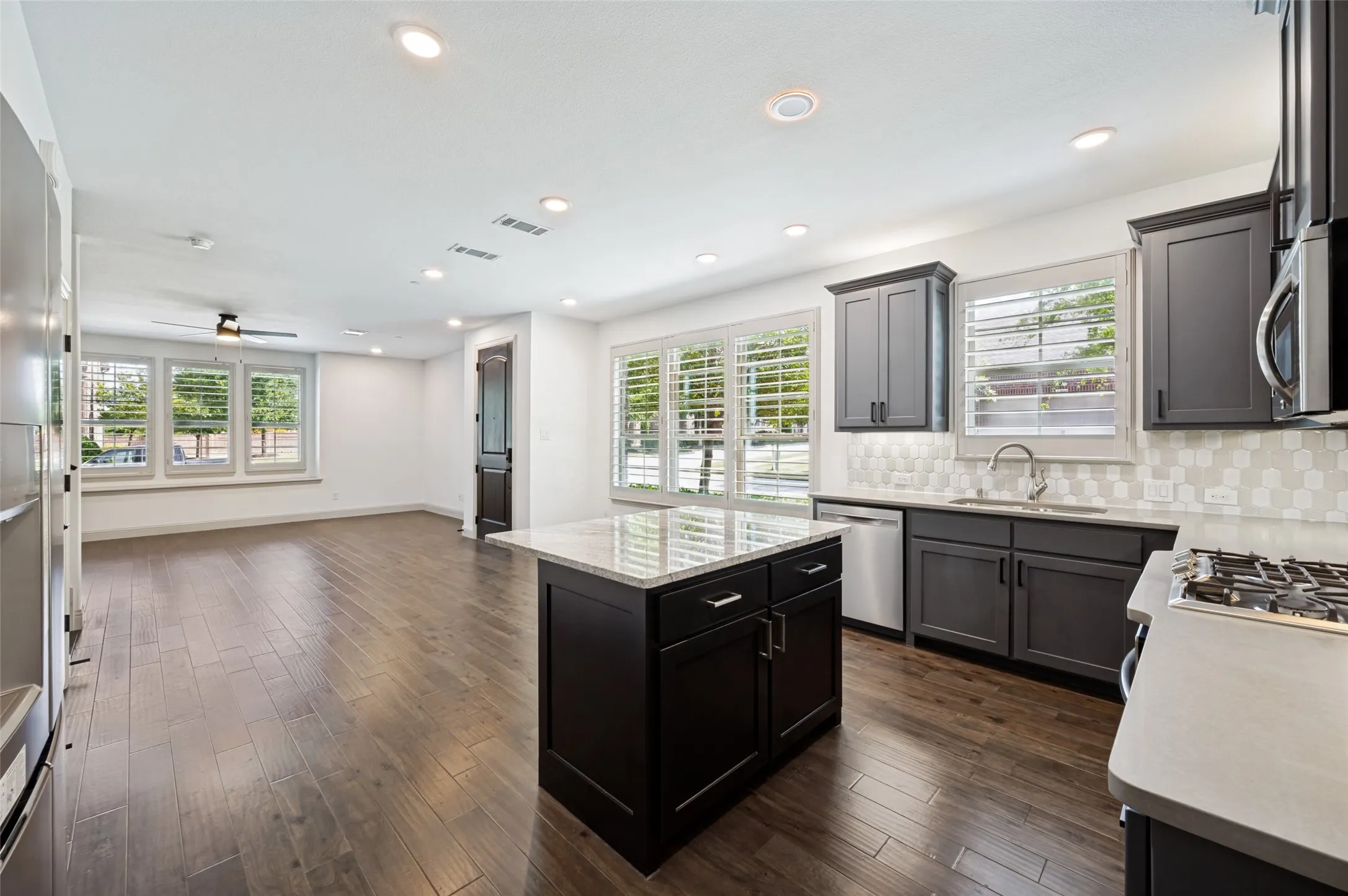 Townhouse For Sale in Collin County , 7101 Huckleberry Drive, Mc Kinney, Texas 75070, 3 Bedroom, 3 Bathroom, 2 Garage spaces, 1,978 Sqft, built in 2017, mls#21261513, Real Estate Agent in Mc Kinney, Homes For Sale in Collin county, Homes For Sale in Mc Kinney, Realtor in Mc Kinney Texas, Real Estate Brokerage Independent Realty Texas, Luminita Cordes Realtor