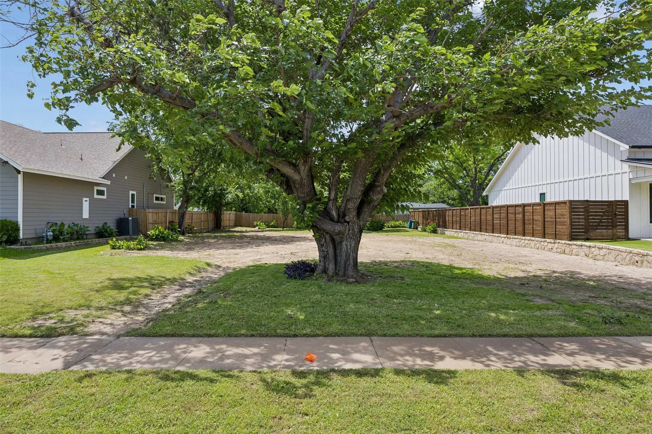 Imagine living moments from dining, shopping, and wineries in historic Grapevine. This build-ready lot puts it all at your doorstep.