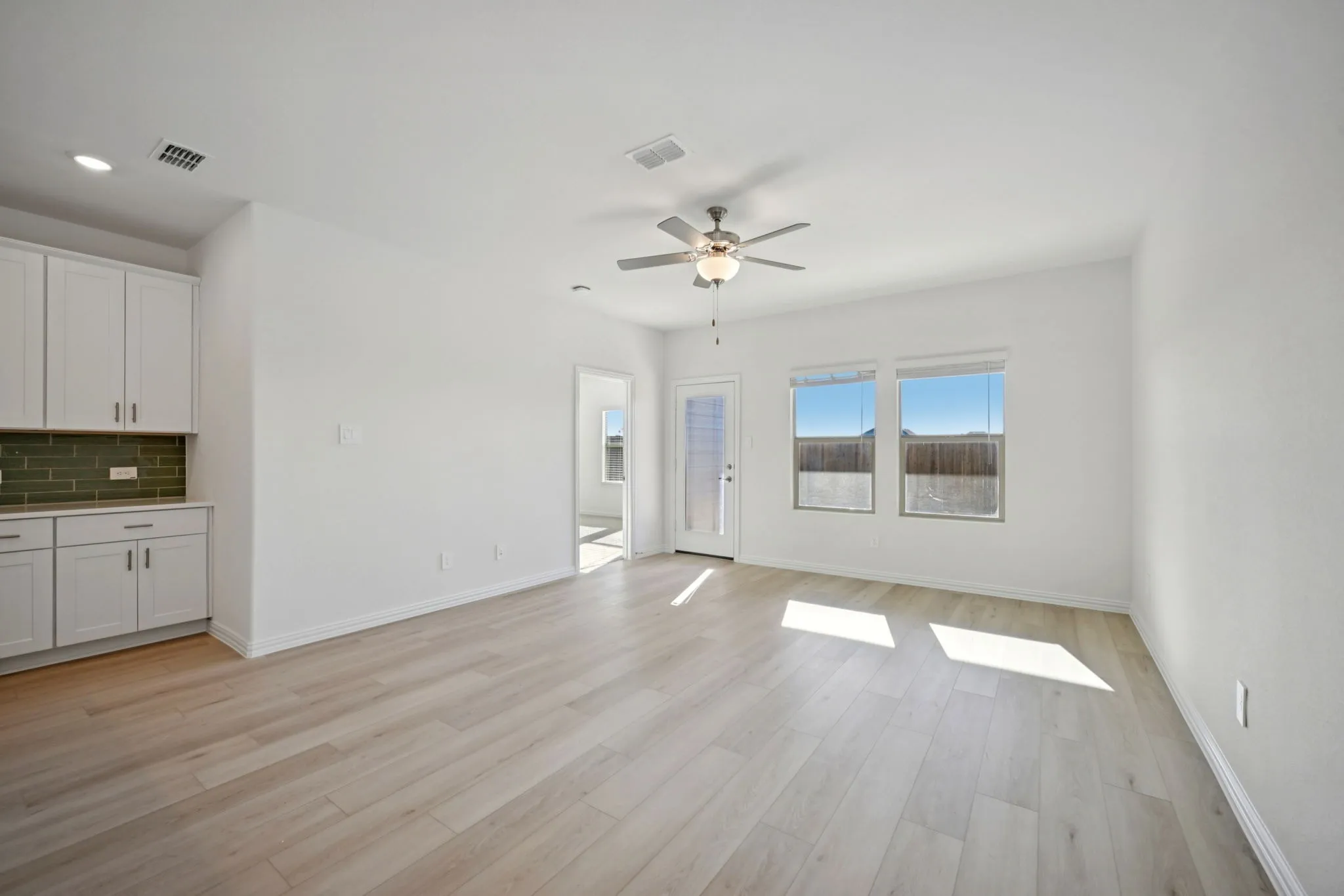  Photo is not of the actual home, but is an inspirational photo of builder’s model home and may depict options, furnishings, and/or decorator features that are not included.
