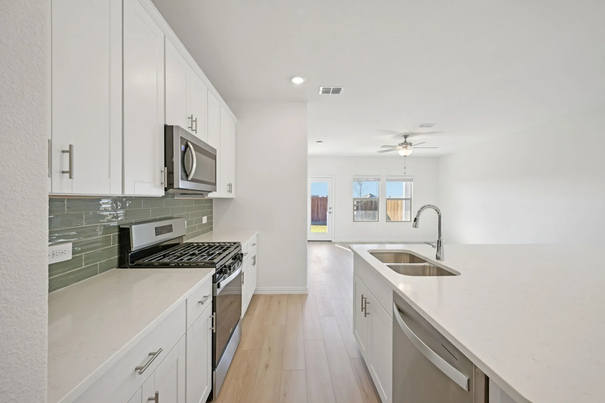  Photo is not of the actual home, but is an inspirational photo of builder’s model home and may depict options, furnishings, and/or decorator features that are not included.
