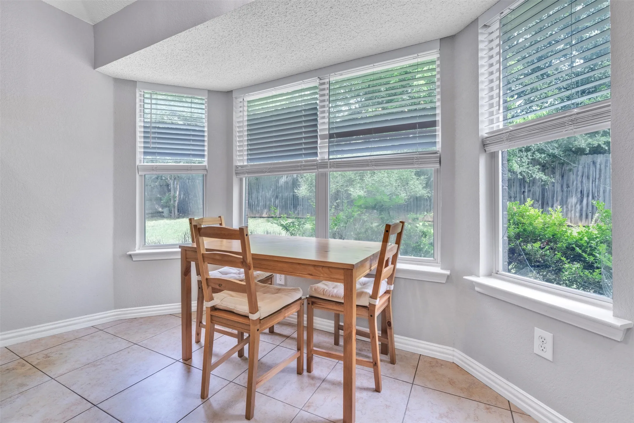 Single Family Residence For Rent in Tarrant County , 1618 Fern Drive, Mansfield, Texas 76063, 3 Bedroom, 2 Bathroom, 2 Garage spaces, 1,690 Sqft, built in 2001, mls#21264837, Real Estate Agent in Mansfield, Homes For Rent in Tarrant county, Homes For Rent in Mansfield, Realtor in Mansfield Texas, Real Estate Brokerage Independent Realty Texas, Luminita Cordes Realtor