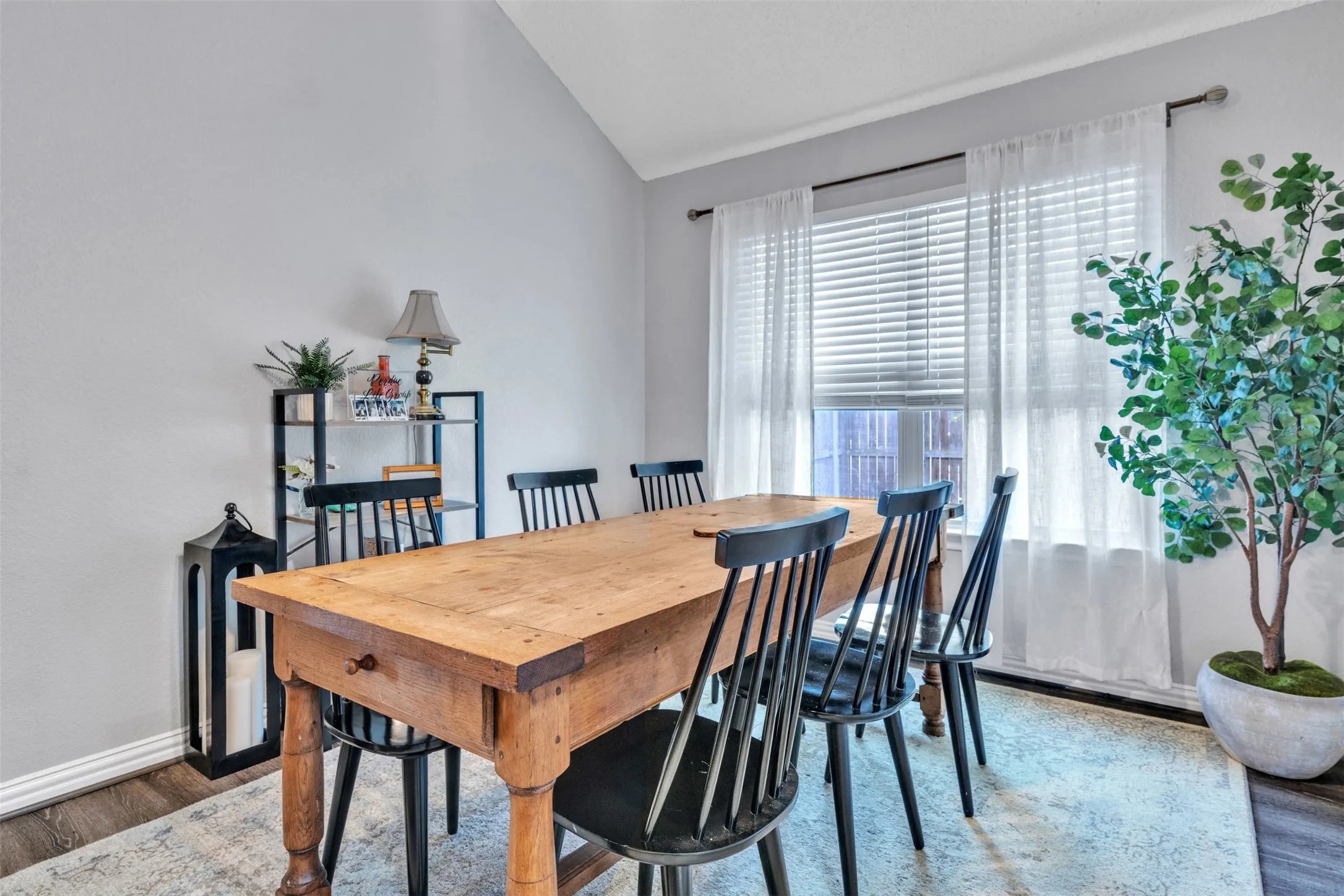 Single Family Residence For Rent in Tarrant County , 1618 Fern Drive, Mansfield, Texas 76063, 3 Bedroom, 2 Bathroom, 2 Garage spaces, 1,690 Sqft, built in 2001, mls#21264837, Real Estate Agent in Mansfield, Homes For Rent in Tarrant county, Homes For Rent in Mansfield, Realtor in Mansfield Texas, Real Estate Brokerage Independent Realty Texas, Luminita Cordes Realtor