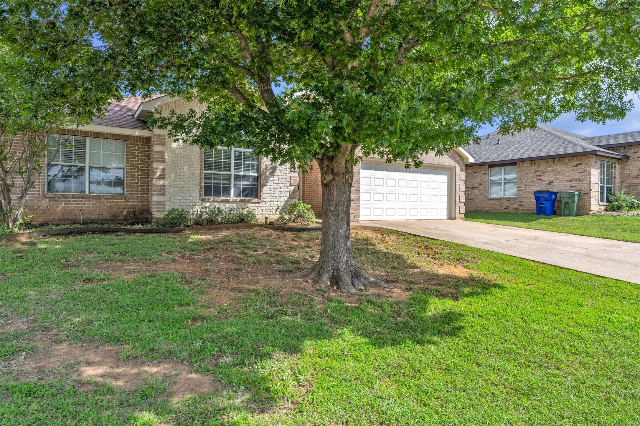Single Family Residence For Rent in Tarrant County , 1618 Fern Drive, Mansfield, Texas 76063, 3 Bedroom, 2 Bathroom, 2 Garage spaces, 1,690 Sqft, built in 2001, mls#21264837, Real Estate Agent in Mansfield, Homes For Rent in Tarrant county, Homes For Rent in Mansfield, Realtor in Mansfield Texas, Real Estate Brokerage Independent Realty Texas, Luminita Cordes Realtor