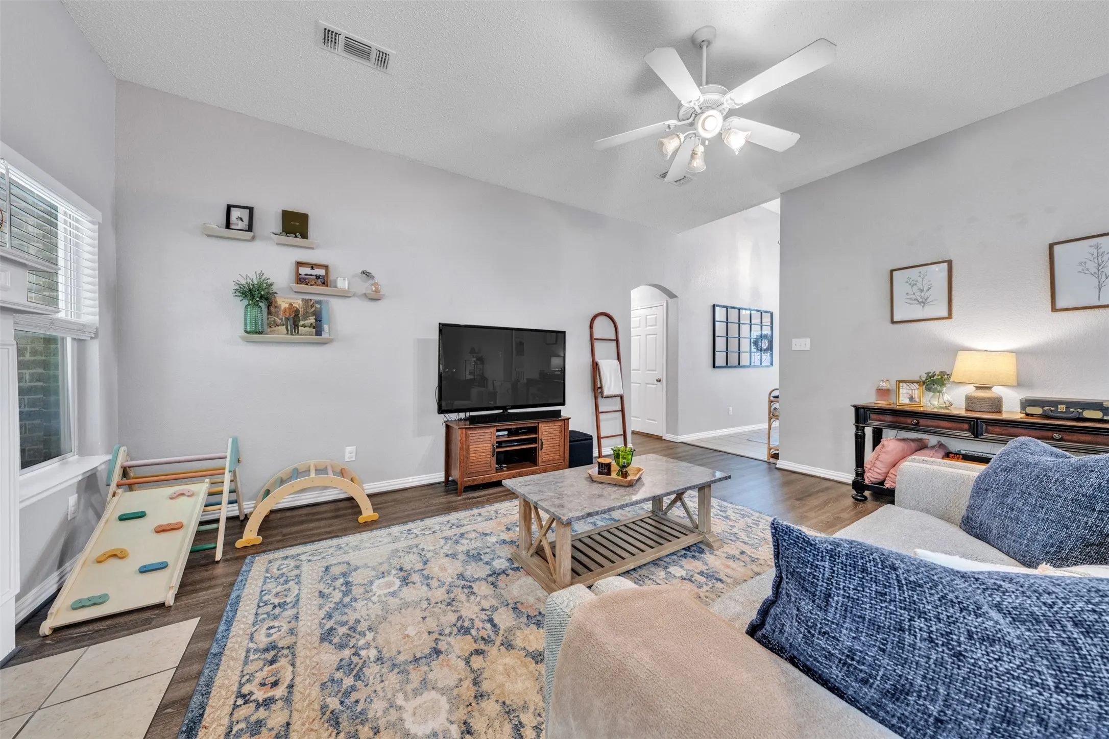 Single Family Residence For Rent in Tarrant County , 1618 Fern Drive, Mansfield, Texas 76063, 3 Bedroom, 2 Bathroom, 2 Garage spaces, 1,690 Sqft, built in 2001, mls#21264837, Real Estate Agent in Mansfield, Homes For Rent in Tarrant county, Homes For Rent in Mansfield, Realtor in Mansfield Texas, Real Estate Brokerage Independent Realty Texas, Luminita Cordes Realtor