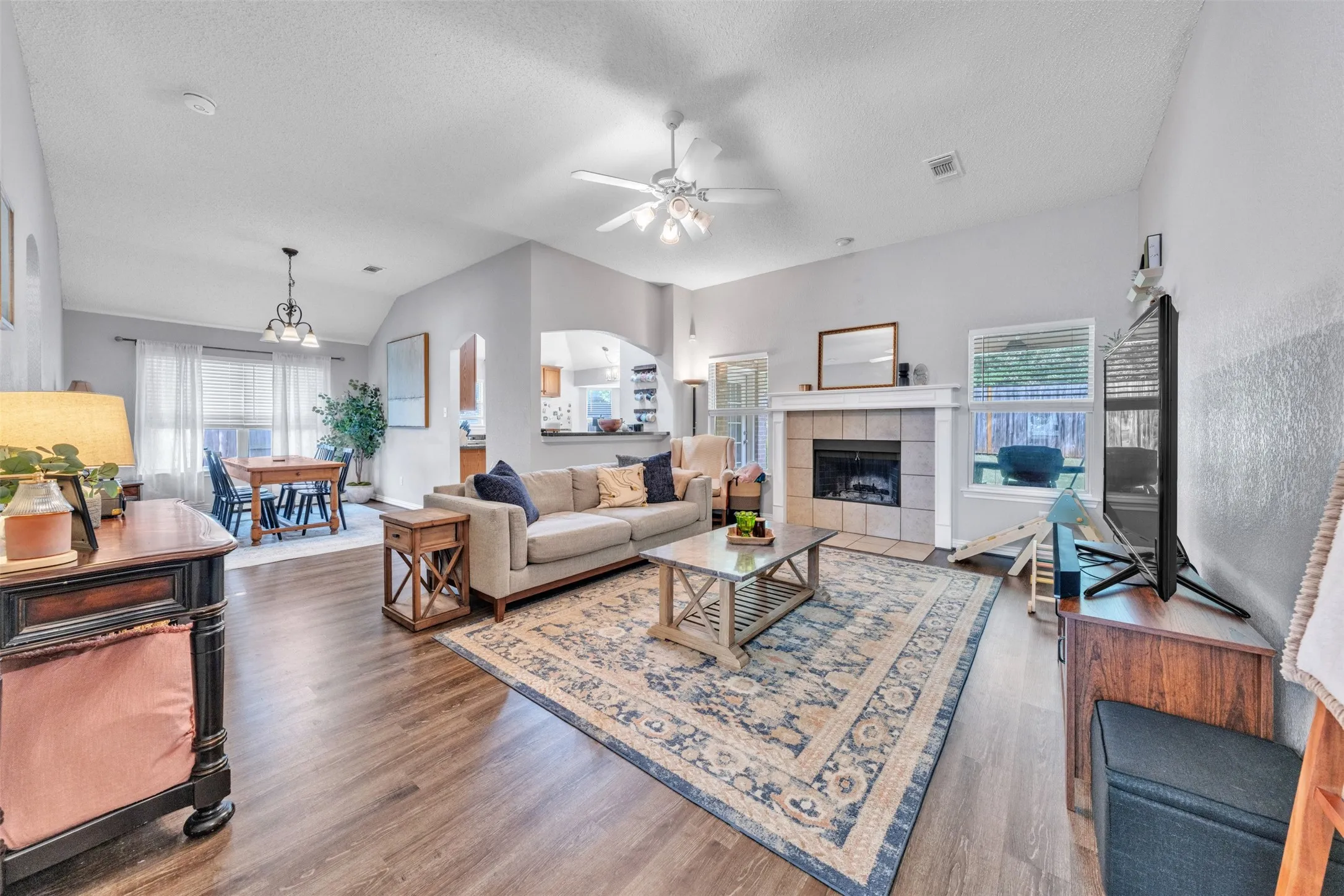 Single Family Residence For Rent in Tarrant County , 1618 Fern Drive, Mansfield, Texas 76063, 3 Bedroom, 2 Bathroom, 2 Garage spaces, 1,690 Sqft, built in 2001, mls#21264837, Real Estate Agent in Mansfield, Homes For Rent in Tarrant county, Homes For Rent in Mansfield, Realtor in Mansfield Texas, Real Estate Brokerage Independent Realty Texas, Luminita Cordes Realtor