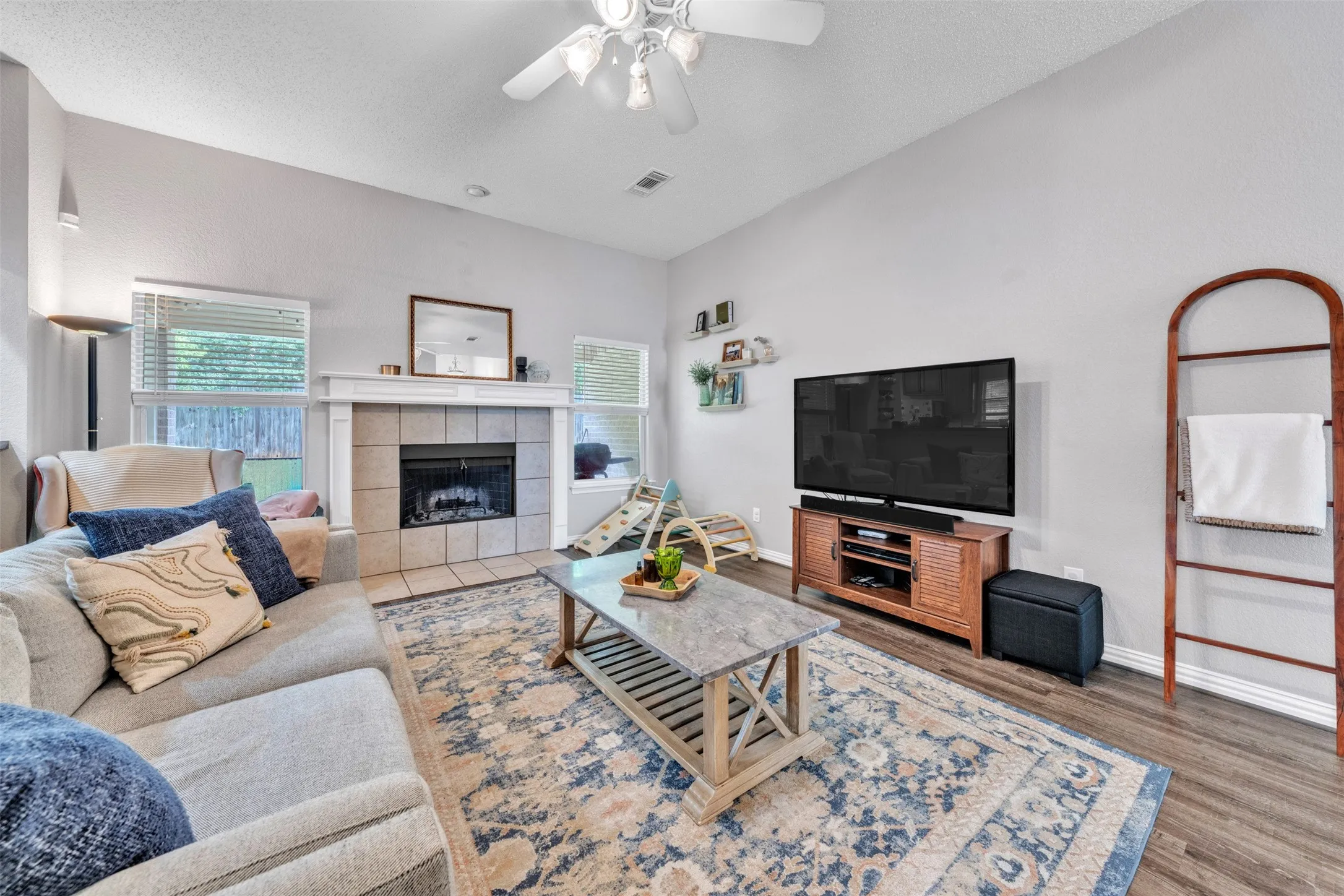 Single Family Residence For Rent in Tarrant County , 1618 Fern Drive, Mansfield, Texas 76063, 3 Bedroom, 2 Bathroom, 2 Garage spaces, 1,690 Sqft, built in 2001, mls#21264837, Real Estate Agent in Mansfield, Homes For Rent in Tarrant county, Homes For Rent in Mansfield, Realtor in Mansfield Texas, Real Estate Brokerage Independent Realty Texas, Luminita Cordes Realtor