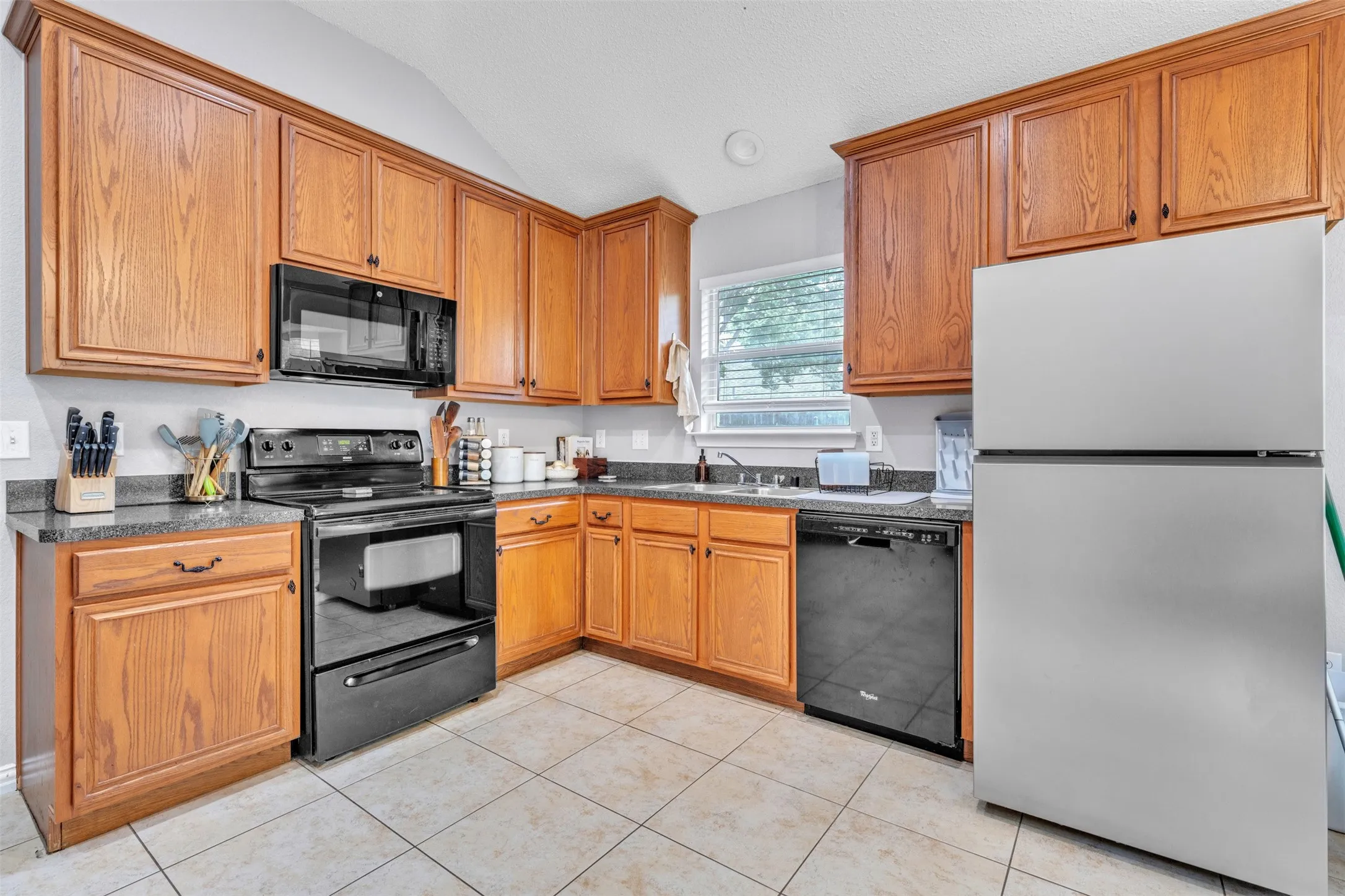 Single Family Residence For Rent in Tarrant County , 1618 Fern Drive, Mansfield, Texas 76063, 3 Bedroom, 2 Bathroom, 2 Garage spaces, 1,690 Sqft, built in 2001, mls#21264837, Real Estate Agent in Mansfield, Homes For Rent in Tarrant county, Homes For Rent in Mansfield, Realtor in Mansfield Texas, Real Estate Brokerage Independent Realty Texas, Luminita Cordes Realtor