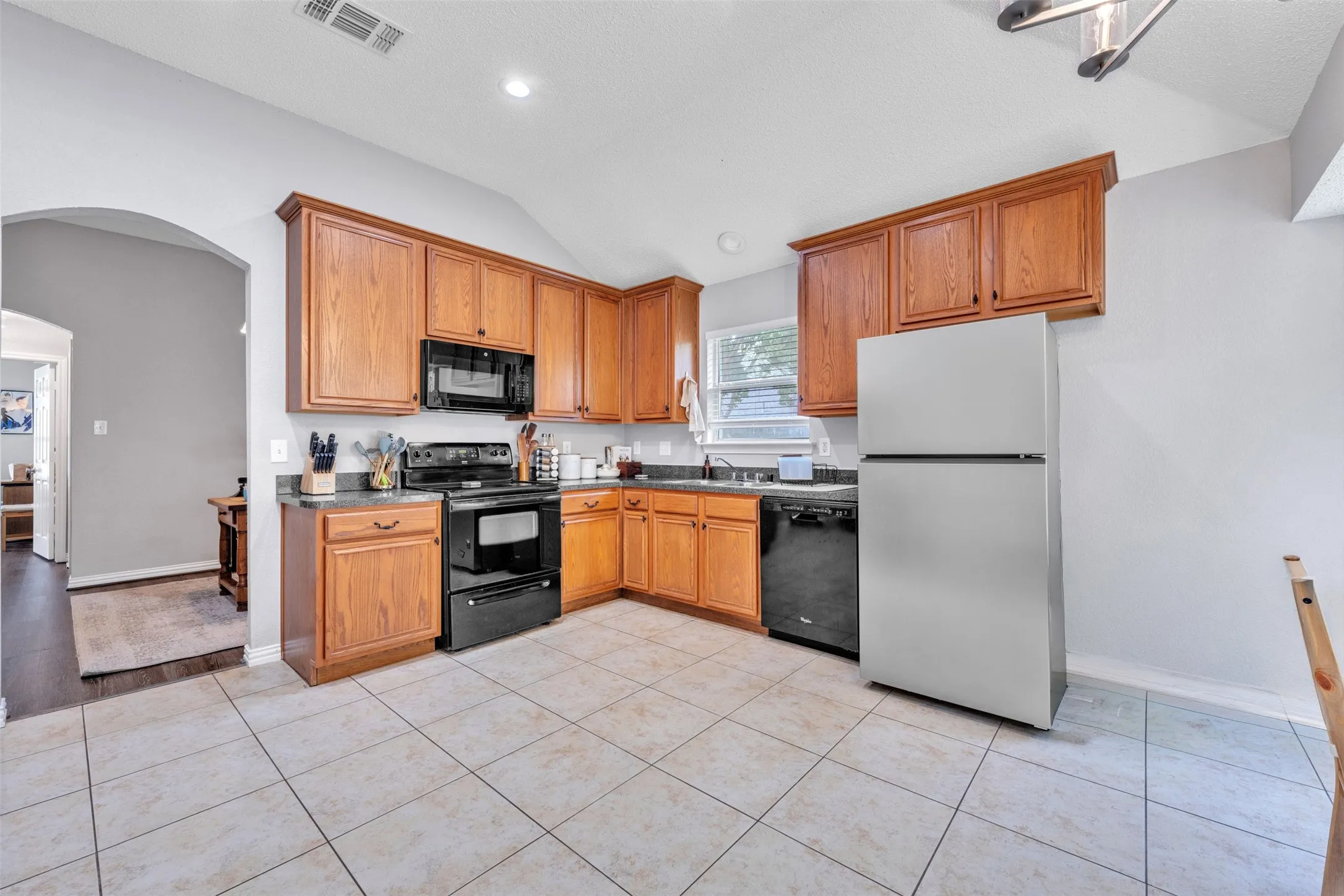 Single Family Residence For Rent in Tarrant County , 1618 Fern Drive, Mansfield, Texas 76063, 3 Bedroom, 2 Bathroom, 2 Garage spaces, 1,690 Sqft, built in 2001, mls#21264837, Real Estate Agent in Mansfield, Homes For Rent in Tarrant county, Homes For Rent in Mansfield, Realtor in Mansfield Texas, Real Estate Brokerage Independent Realty Texas, Luminita Cordes Realtor