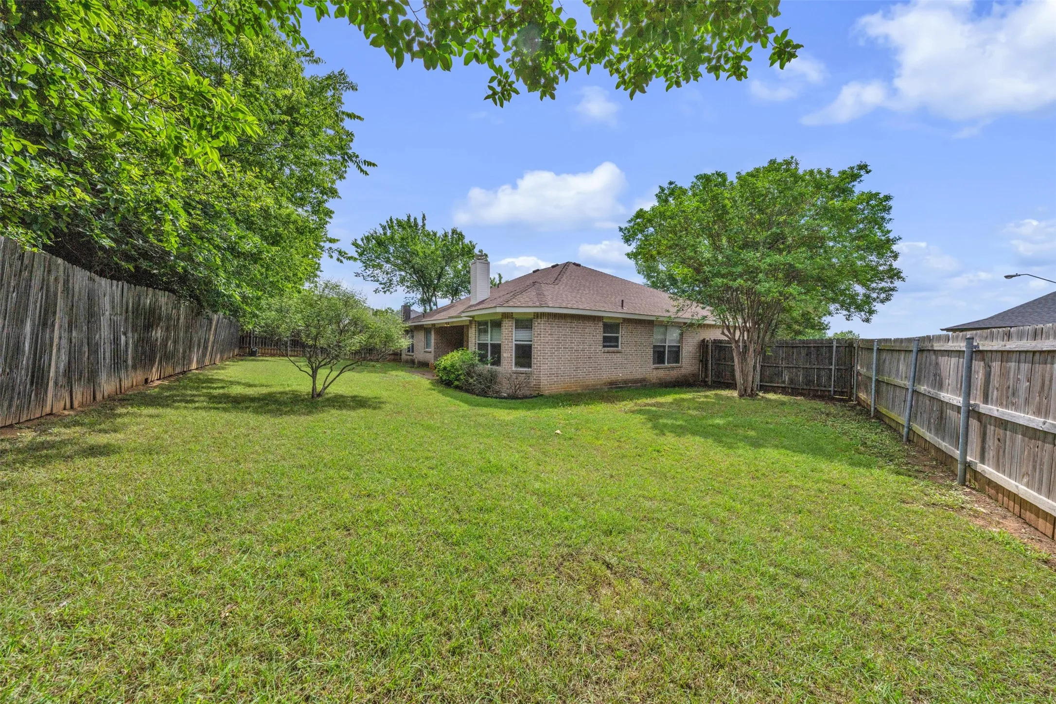 Single Family Residence For Rent in Tarrant County , 1618 Fern Drive, Mansfield, Texas 76063, 3 Bedroom, 2 Bathroom, 2 Garage spaces, 1,690 Sqft, built in 2001, mls#21264837, Real Estate Agent in Mansfield, Homes For Rent in Tarrant county, Homes For Rent in Mansfield, Realtor in Mansfield Texas, Real Estate Brokerage Independent Realty Texas, Luminita Cordes Realtor
