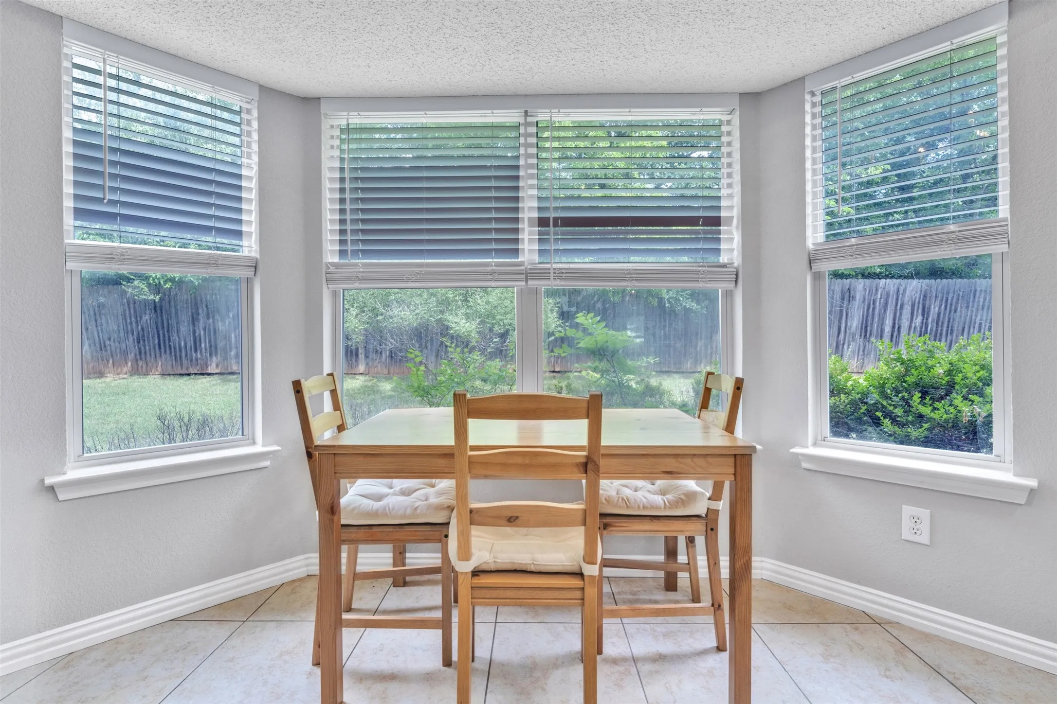 Single Family Residence For Rent in Tarrant County , 1618 Fern Drive, Mansfield, Texas 76063, 3 Bedroom, 2 Bathroom, 2 Garage spaces, 1,690 Sqft, built in 2001, mls#21264837, Real Estate Agent in Mansfield, Homes For Rent in Tarrant county, Homes For Rent in Mansfield, Realtor in Mansfield Texas, Real Estate Brokerage Independent Realty Texas, Luminita Cordes Realtor