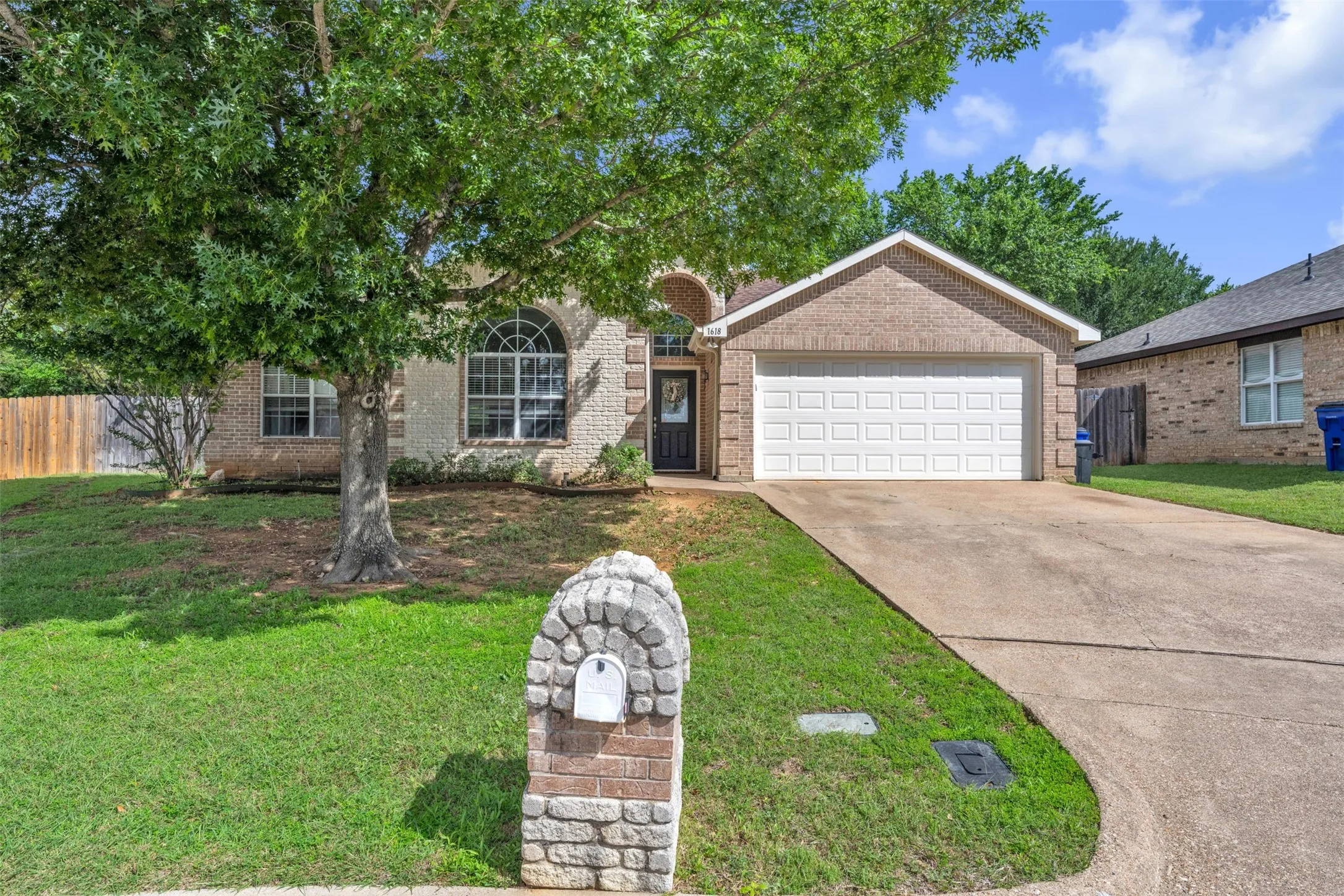 Single Family Residence For Rent in Tarrant County , 1618 Fern Drive, Mansfield, Texas 76063, 3 Bedroom, 2 Bathroom, 2 Garage spaces, 1,690 Sqft, built in 2001, mls#21264837, Real Estate Agent in Mansfield, Homes For Rent in Tarrant county, Homes For Rent in Mansfield, Realtor in Mansfield Texas, Real Estate Brokerage Independent Realty Texas, Luminita Cordes Realtor