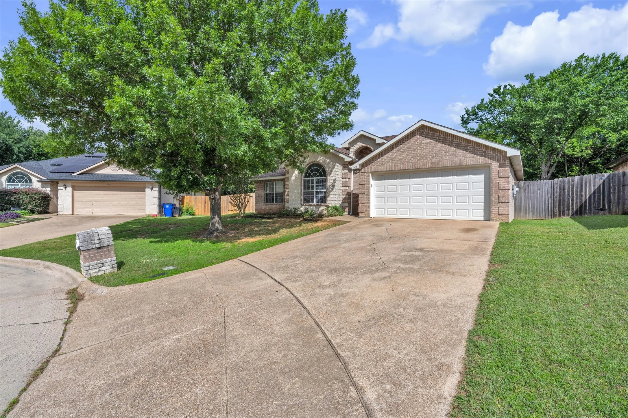 Single Family Residence For Rent in Tarrant County , 1618 Fern Drive, Mansfield, Texas 76063, 3 Bedroom, 2 Bathroom, 2 Garage spaces, 1,690 Sqft, built in 2001, mls#21264837, Real Estate Agent in Mansfield, Homes For Rent in Tarrant county, Homes For Rent in Mansfield, Realtor in Mansfield Texas, Real Estate Brokerage Independent Realty Texas, Luminita Cordes Realtor