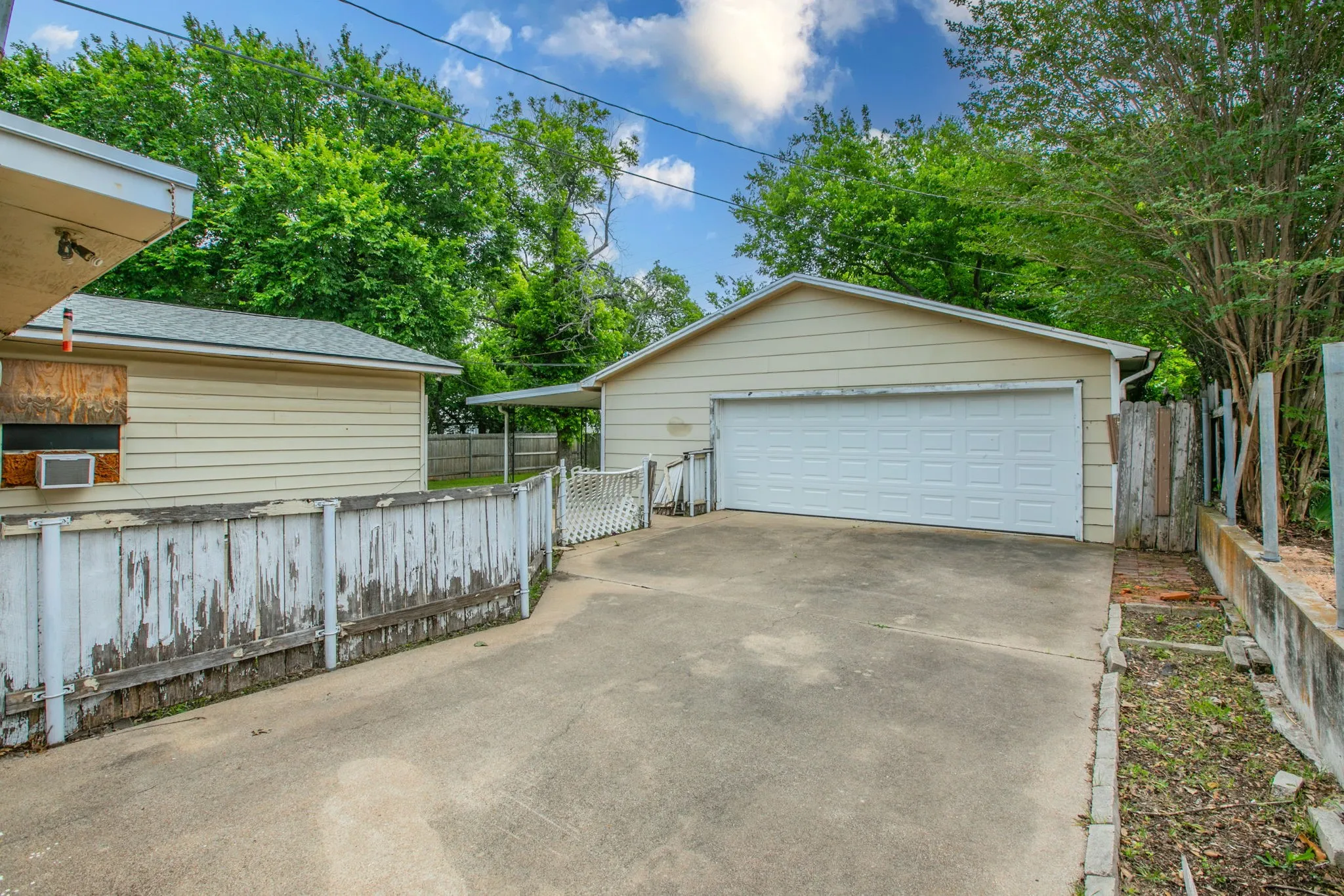 Single Family Residence For Sale in Mc Lennan County , 3606 Austin Avenue, Waco, Texas 76710, 3 Bedroom, 3 Bathroom, 2 Garage spaces, 2,658 Sqft, built in 1952, Price $340,000, mls#21247027, Real Estate Agent in Waco, Homes For Sale in Mc Lennan county, Homes For Sale in Waco, Realtor in Waco Texas, Real Estate Brokerage Independent Realty Texas, Luminita Cordes Realtor