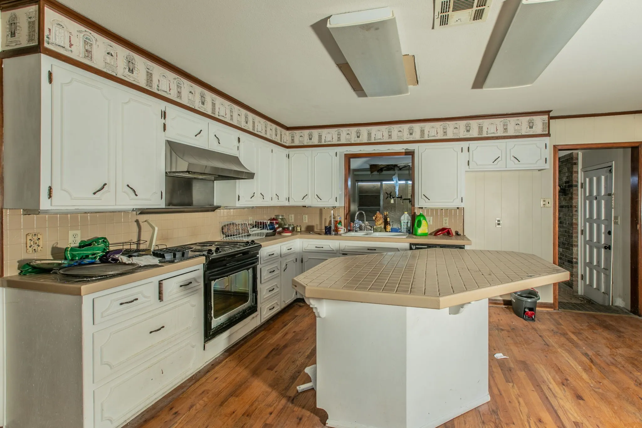 Single Family Residence For Sale in Mc Lennan County , 3606 Austin Avenue, Waco, Texas 76710, 3 Bedroom, 3 Bathroom, 2 Garage spaces, 2,658 Sqft, built in 1952, Price $340,000, mls#21247027, Real Estate Agent in Waco, Homes For Sale in Mc Lennan county, Homes For Sale in Waco, Realtor in Waco Texas, Real Estate Brokerage Independent Realty Texas, Luminita Cordes Realtor