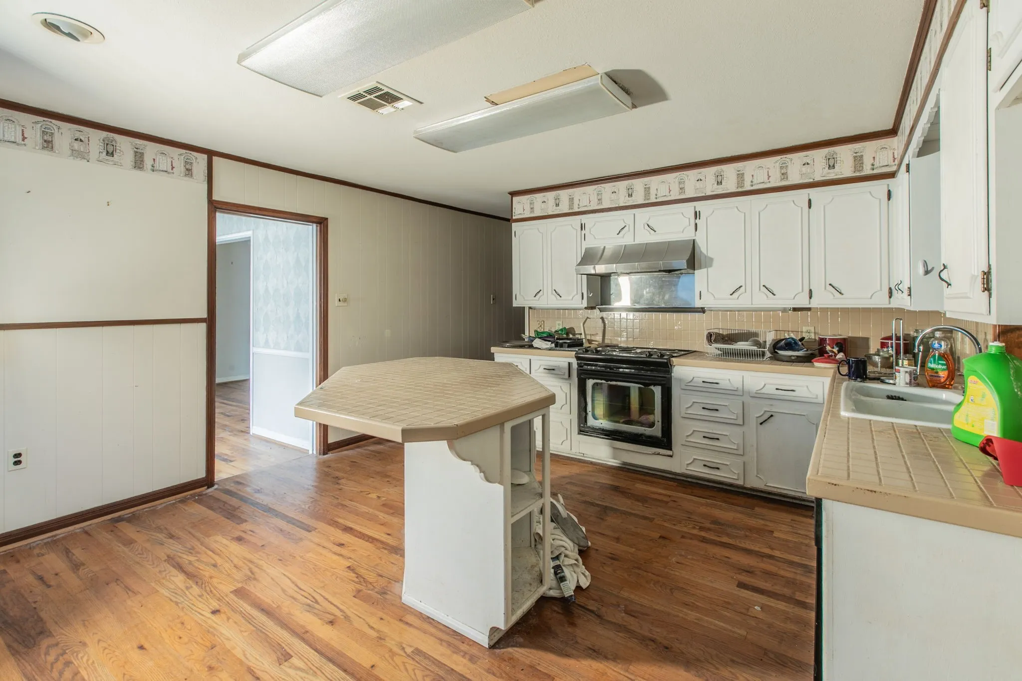 Single Family Residence For Sale in Mc Lennan County , 3606 Austin Avenue, Waco, Texas 76710, 3 Bedroom, 3 Bathroom, 2 Garage spaces, 2,658 Sqft, built in 1952, Price $340,000, mls#21247027, Real Estate Agent in Waco, Homes For Sale in Mc Lennan county, Homes For Sale in Waco, Realtor in Waco Texas, Real Estate Brokerage Independent Realty Texas, Luminita Cordes Realtor
