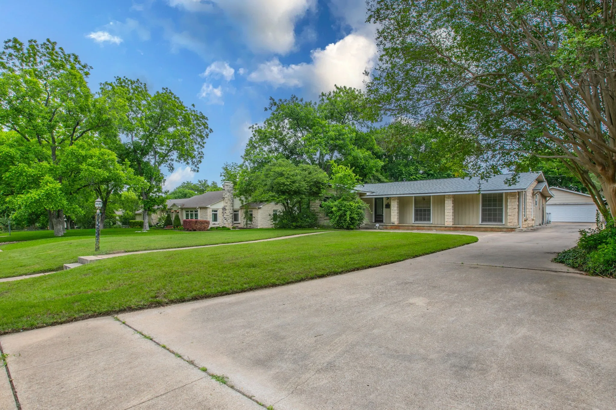 Single Family Residence For Sale in Mc Lennan County , 3606 Austin Avenue, Waco, Texas 76710, 3 Bedroom, 3 Bathroom, 2 Garage spaces, 2,658 Sqft, built in 1952, Price $340,000, mls#21247027, Real Estate Agent in Waco, Homes For Sale in Mc Lennan county, Homes For Sale in Waco, Realtor in Waco Texas, Real Estate Brokerage Independent Realty Texas, Luminita Cordes Realtor