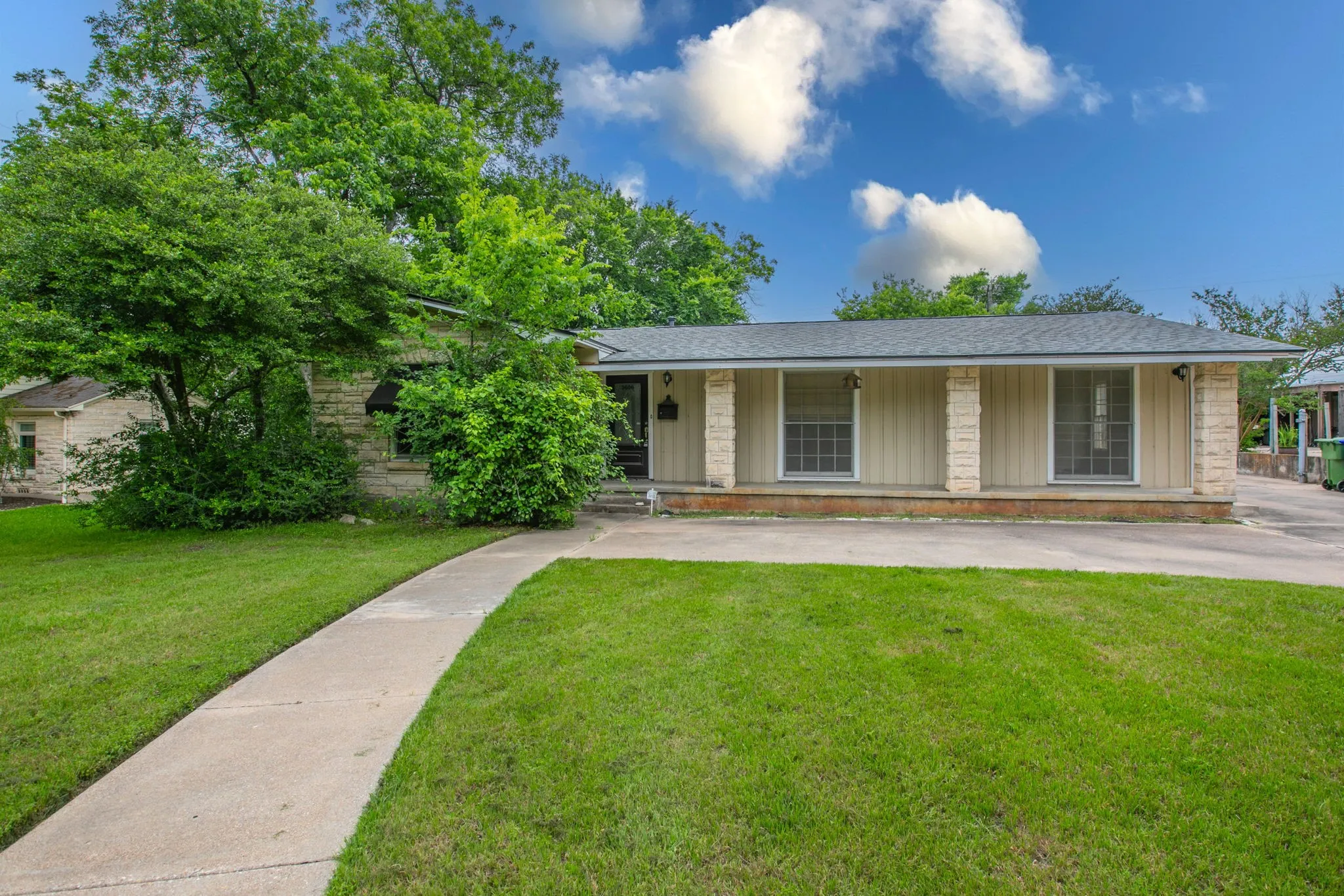 Single Family Residence For Sale in Mc Lennan County , 3606 Austin Avenue, Waco, Texas 76710, 3 Bedroom, 3 Bathroom, 2 Garage spaces, 2,658 Sqft, built in 1952, Price $340,000, mls#21247027, Real Estate Agent in Waco, Homes For Sale in Mc Lennan county, Homes For Sale in Waco, Realtor in Waco Texas, Real Estate Brokerage Independent Realty Texas, Luminita Cordes Realtor