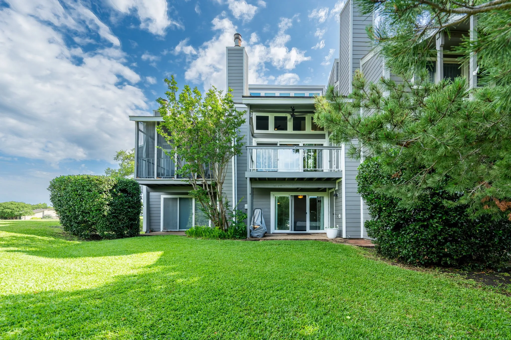 Condominium For Rent in Rockwall County , 300 Rush Creek Drive A2, Heath, Texas 75032, 3 Bedroom, 3 Bathroom, Garage spaces, 1,452 Sqft, built in 1972, mls#21263446, Real Estate Agent in Heath, Homes For Rent in Rockwall county, Homes For Rent in Heath, Realtor in Heath Texas, Real Estate Brokerage Independent Realty Texas, Luminita Cordes Realtor