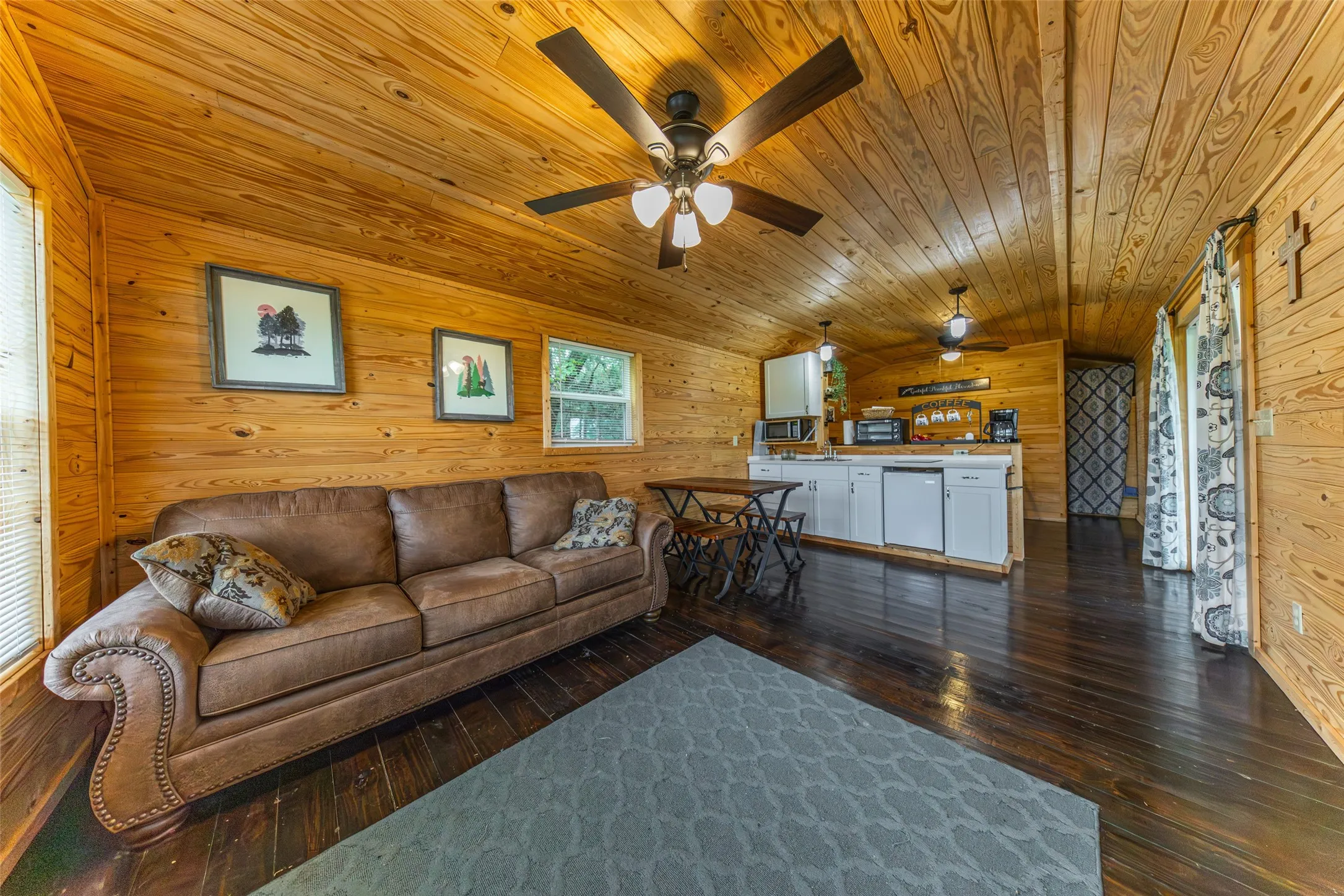 Single Family Residence For Sale in Navarro County , 5531 NE County Road 3130, Kerens, Texas 75144, 7 Bedroom, 4 Bathroom, 2 Garage spaces, 3,540 Sqft, built in 2010, mls#21264765, Real Estate Agent in Kerens, Homes For Sale in Navarro county, Homes For Sale in Kerens, Realtor in Kerens Texas, Real Estate Brokerage Independent Realty Texas, Luminita Cordes Realtor