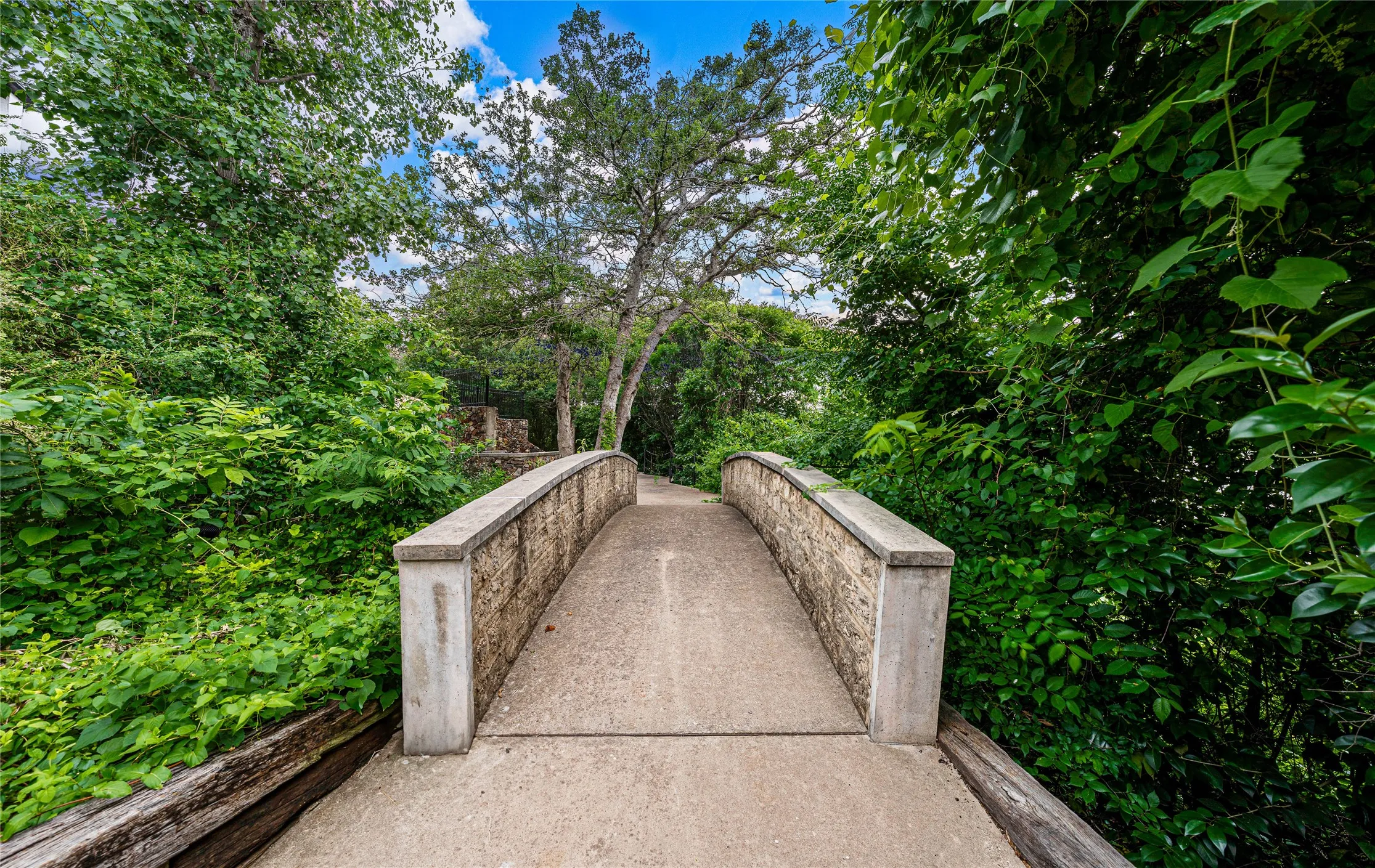 Single Family Residence For Sale in Mc Lennan County , 40 Enclave Court, Waco, Texas 76708, 4 Bedroom, 4 Bathroom, 2 Garage spaces, 2,825 Sqft, built in 2007, Price $625,000, mls#21250524, Real Estate Agent in Waco, Homes For Sale in Mc Lennan county, Homes For Sale in Waco, Realtor in Waco Texas, Real Estate Brokerage Independent Realty Texas, Luminita Cordes Realtor