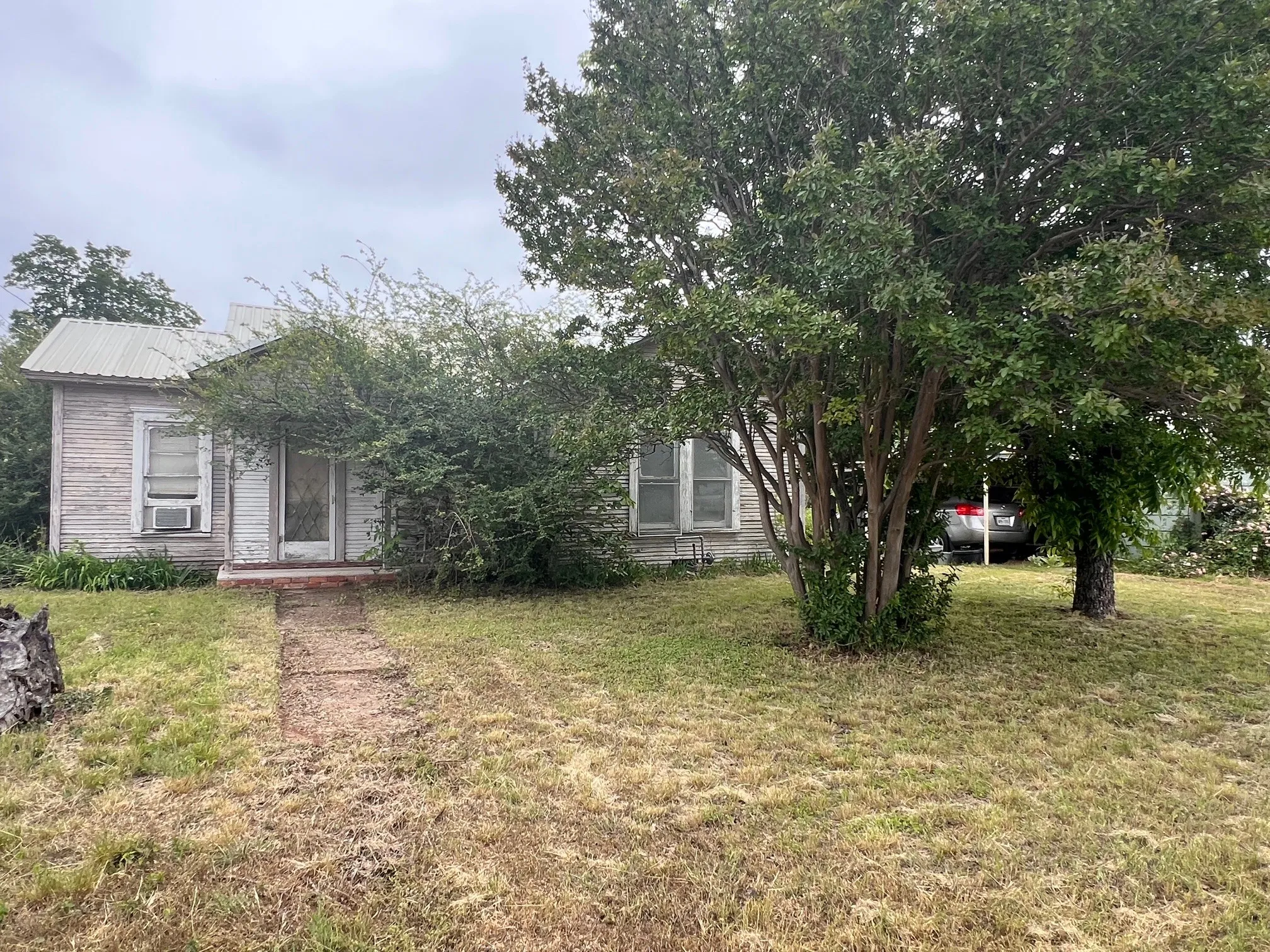 Single Family Residence For Sale in Comanche County , 101 E Commerce Street, Gustine, Texas 76455, 3 Bedrooms, 2 Bathrooms, Garage spaces, 980 Sqft, built in 1920, Price $72,900, mls#21253404, Real Estate Agent in Gustine, Homes For Sale in Comanche county, Homes For Sale in Gustine, Realtor in Gustine Texas, Real Estate Brokerage Independent Realty Texas, Luminita Cordes Realtor