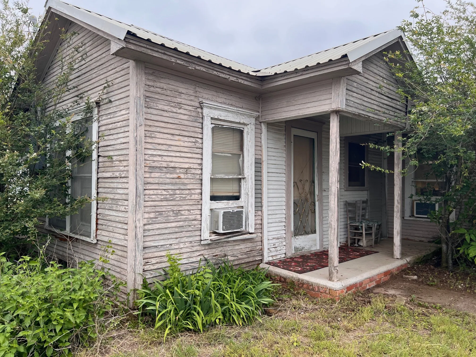 Single Family Residence For Sale in Comanche County , 101 E Commerce Street, Gustine, Texas 76455, 3 Bedrooms, 2 Bathrooms, Garage spaces, 980 Sqft, built in 1920, Price $72,900, mls#21253404, Real Estate Agent in Gustine, Homes For Sale in Comanche county, Homes For Sale in Gustine, Realtor in Gustine Texas, Real Estate Brokerage Independent Realty Texas, Luminita Cordes Realtor