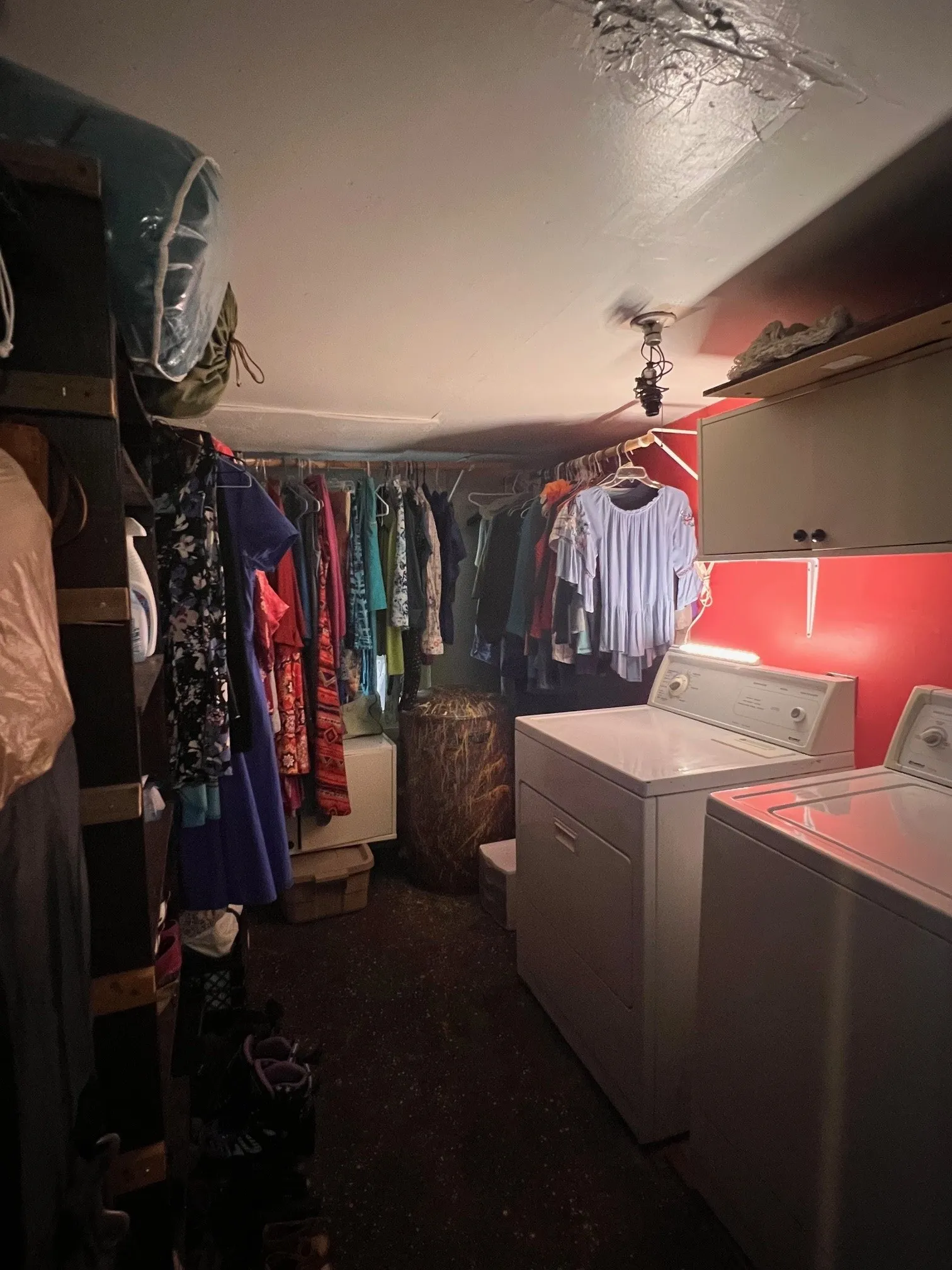 laundry & walk in closet in Casita