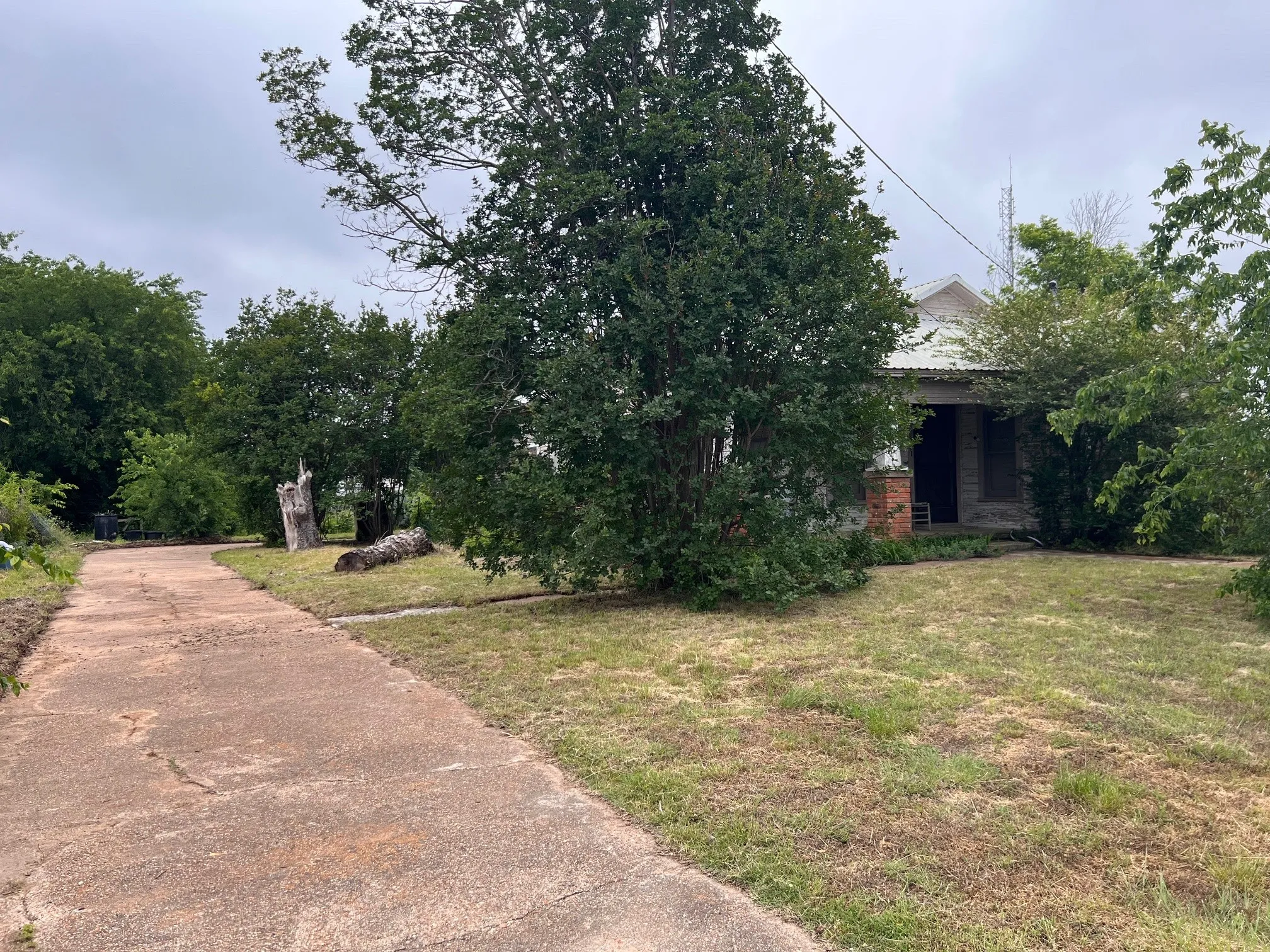 Single Family Residence For Sale in Comanche County , 101 E Commerce Street, Gustine, Texas 76455, 3 Bedrooms, 2 Bathrooms, Garage spaces, 980 Sqft, built in 1920, Price $72,900, mls#21253404, Real Estate Agent in Gustine, Homes For Sale in Comanche county, Homes For Sale in Gustine, Realtor in Gustine Texas, Real Estate Brokerage Independent Realty Texas, Luminita Cordes Realtor