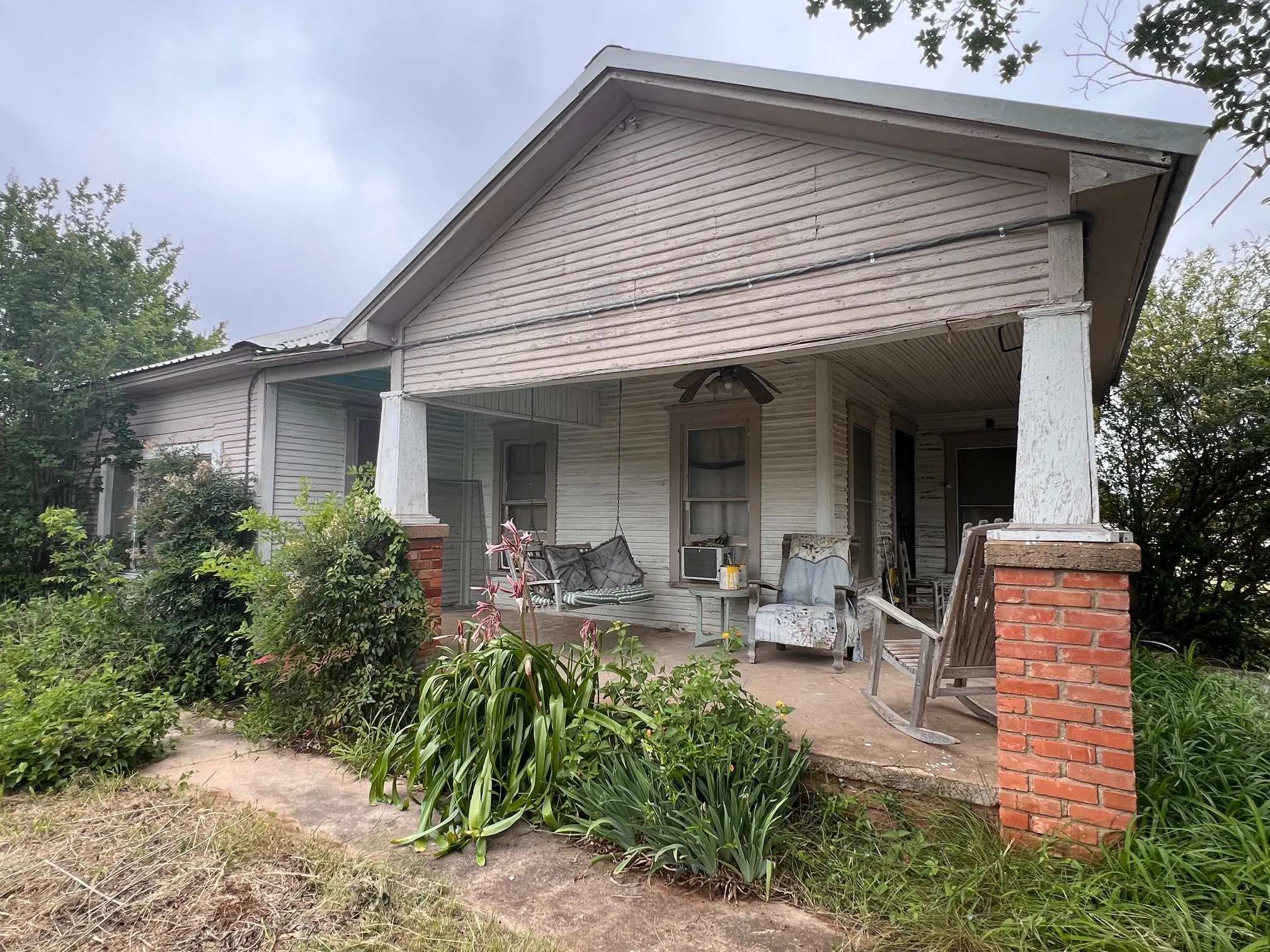 Single Family Residence For Sale in Comanche County , 101 E Commerce Street, Gustine, Texas 76455, 3 Bedrooms, 2 Bathrooms, Garage spaces, 980 Sqft, built in 1920, Price $72,900, mls#21253404, Real Estate Agent in Gustine, Homes For Sale in Comanche county, Homes For Sale in Gustine, Realtor in Gustine Texas, Real Estate Brokerage Independent Realty Texas, Luminita Cordes Realtor