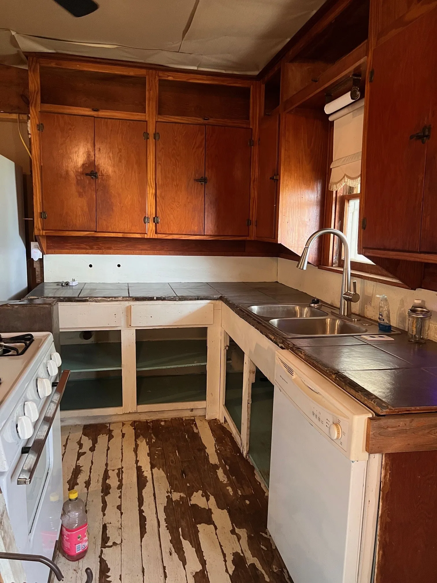 Single Family Residence For Sale in Comanche County , 101 E Commerce Street, Gustine, Texas 76455, 3 Bedrooms, 2 Bathrooms, Garage spaces, 980 Sqft, built in 1920, Price $72,900, mls#21253404, Real Estate Agent in Gustine, Homes For Sale in Comanche county, Homes For Sale in Gustine, Realtor in Gustine Texas, Real Estate Brokerage Independent Realty Texas, Luminita Cordes Realtor