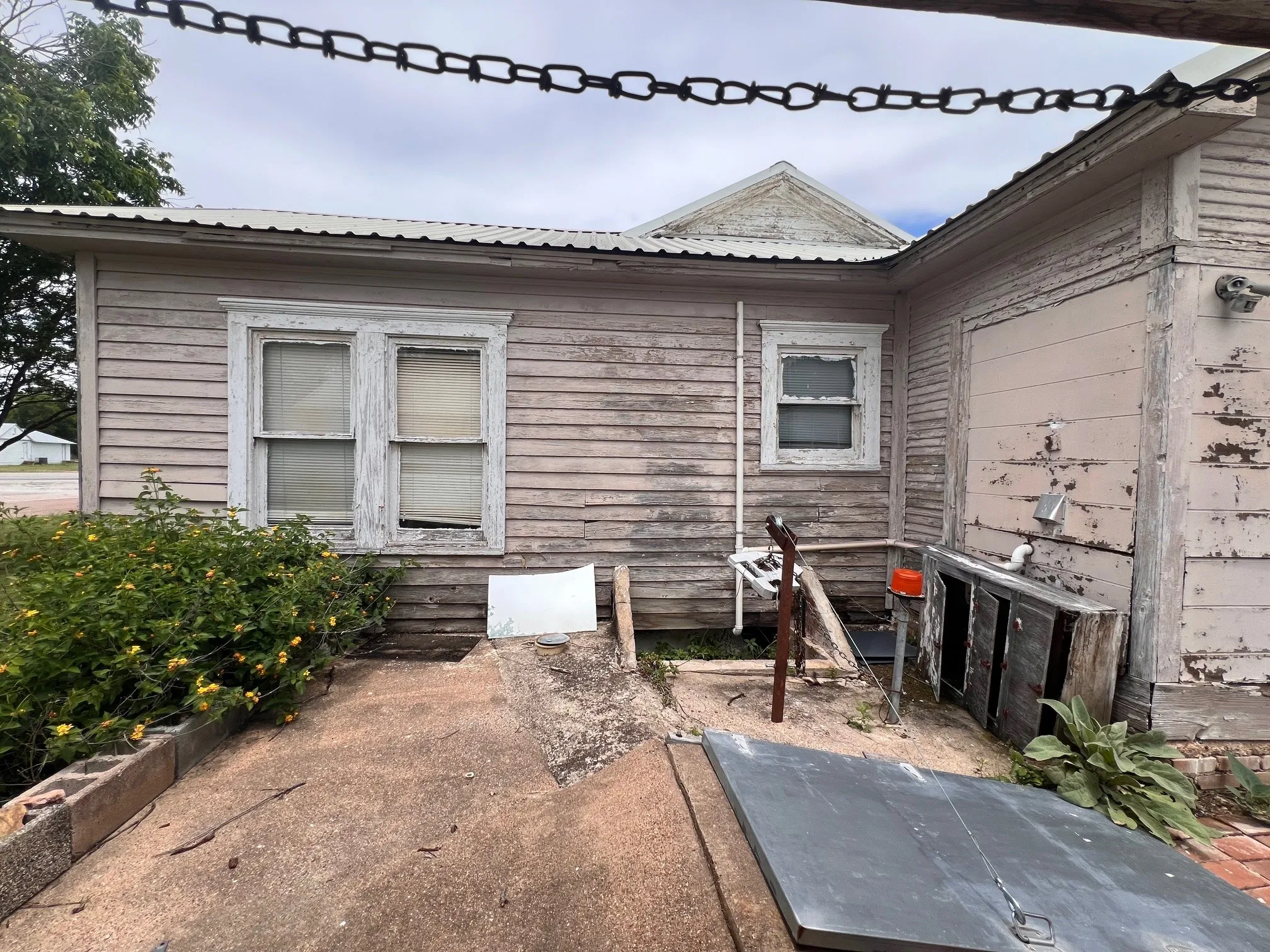 Single Family Residence For Sale in Comanche County , 101 E Commerce Street, Gustine, Texas 76455, 3 Bedrooms, 2 Bathrooms, Garage spaces, 980 Sqft, built in 1920, Price $72,900, mls#21253404, Real Estate Agent in Gustine, Homes For Sale in Comanche county, Homes For Sale in Gustine, Realtor in Gustine Texas, Real Estate Brokerage Independent Realty Texas, Luminita Cordes Realtor