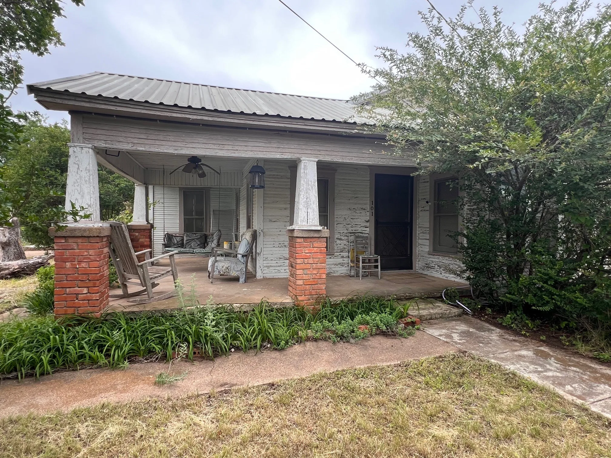 Single Family Residence For Sale in Comanche County , 101 E Commerce Street, Gustine, Texas 76455, 3 Bedrooms, 2 Bathrooms, Garage spaces, 980 Sqft, built in 1920, Price $72,900, mls#21253404, Real Estate Agent in Gustine, Homes For Sale in Comanche county, Homes For Sale in Gustine, Realtor in Gustine Texas, Real Estate Brokerage Independent Realty Texas, Luminita Cordes Realtor