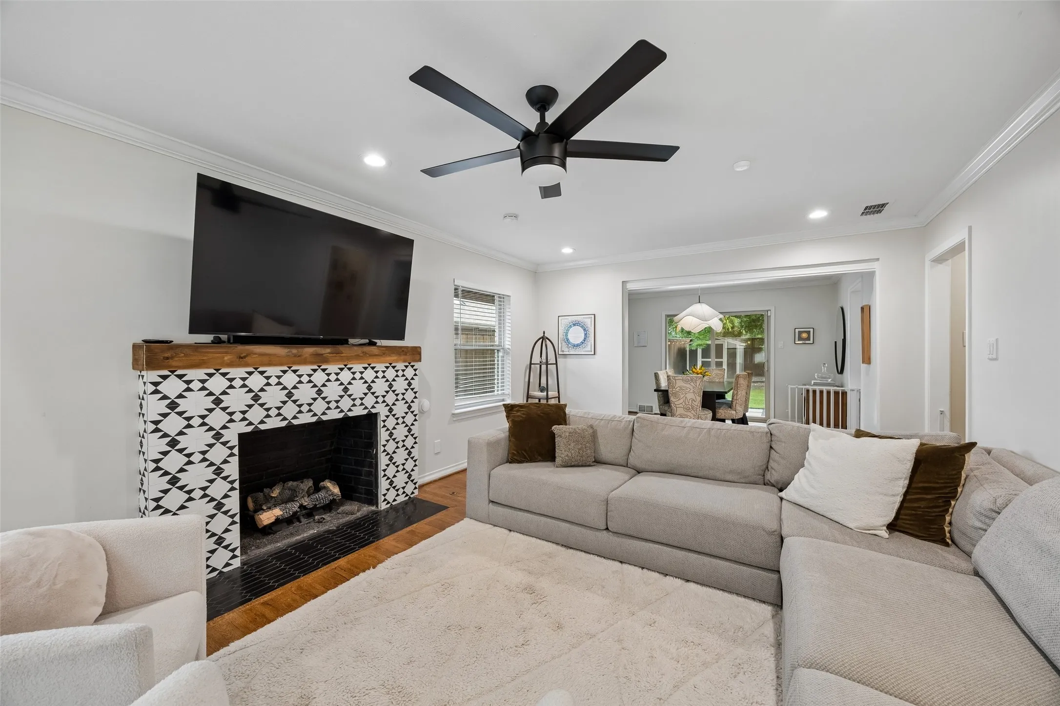 Single Family Residence For Sale in Dallas County , 4013 Valley Ridge Road, Dallas, Texas 75220, 3 Bedroom, 2 Bathroom, 2 Garage spaces, 1,490 Sqft, built in 1953, mls#21262809, Real Estate Agent in Dallas, Homes For Sale in Dallas county, Homes For Sale in Dallas, Realtor in Dallas Texas, Real Estate Brokerage Independent Realty Texas, Luminita Cordes Realtor