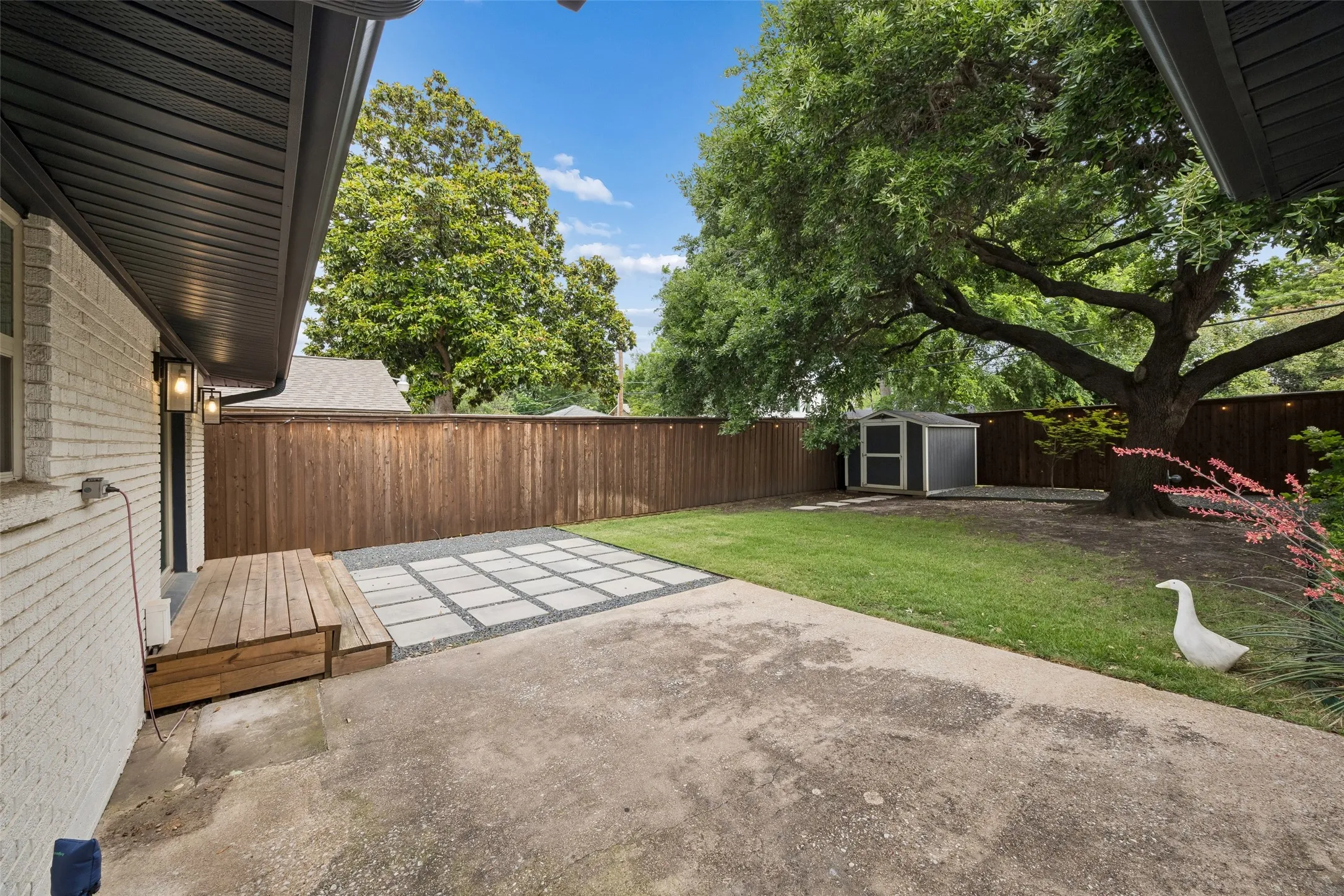 Single Family Residence For Sale in Dallas County , 4013 Valley Ridge Road, Dallas, Texas 75220, 3 Bedroom, 2 Bathroom, 2 Garage spaces, 1,490 Sqft, built in 1953, mls#21262809, Real Estate Agent in Dallas, Homes For Sale in Dallas county, Homes For Sale in Dallas, Realtor in Dallas Texas, Real Estate Brokerage Independent Realty Texas, Luminita Cordes Realtor