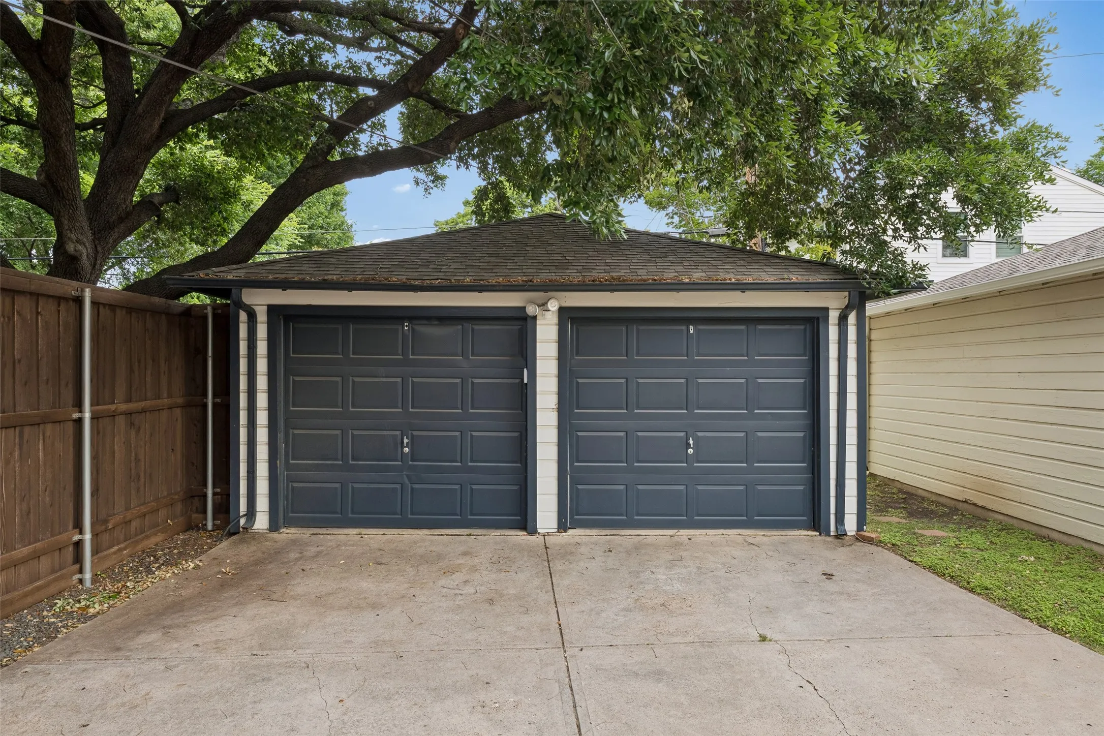 Single Family Residence For Sale in Dallas County , 4013 Valley Ridge Road, Dallas, Texas 75220, 3 Bedroom, 2 Bathroom, 2 Garage spaces, 1,490 Sqft, built in 1953, mls#21262809, Real Estate Agent in Dallas, Homes For Sale in Dallas county, Homes For Sale in Dallas, Realtor in Dallas Texas, Real Estate Brokerage Independent Realty Texas, Luminita Cordes Realtor