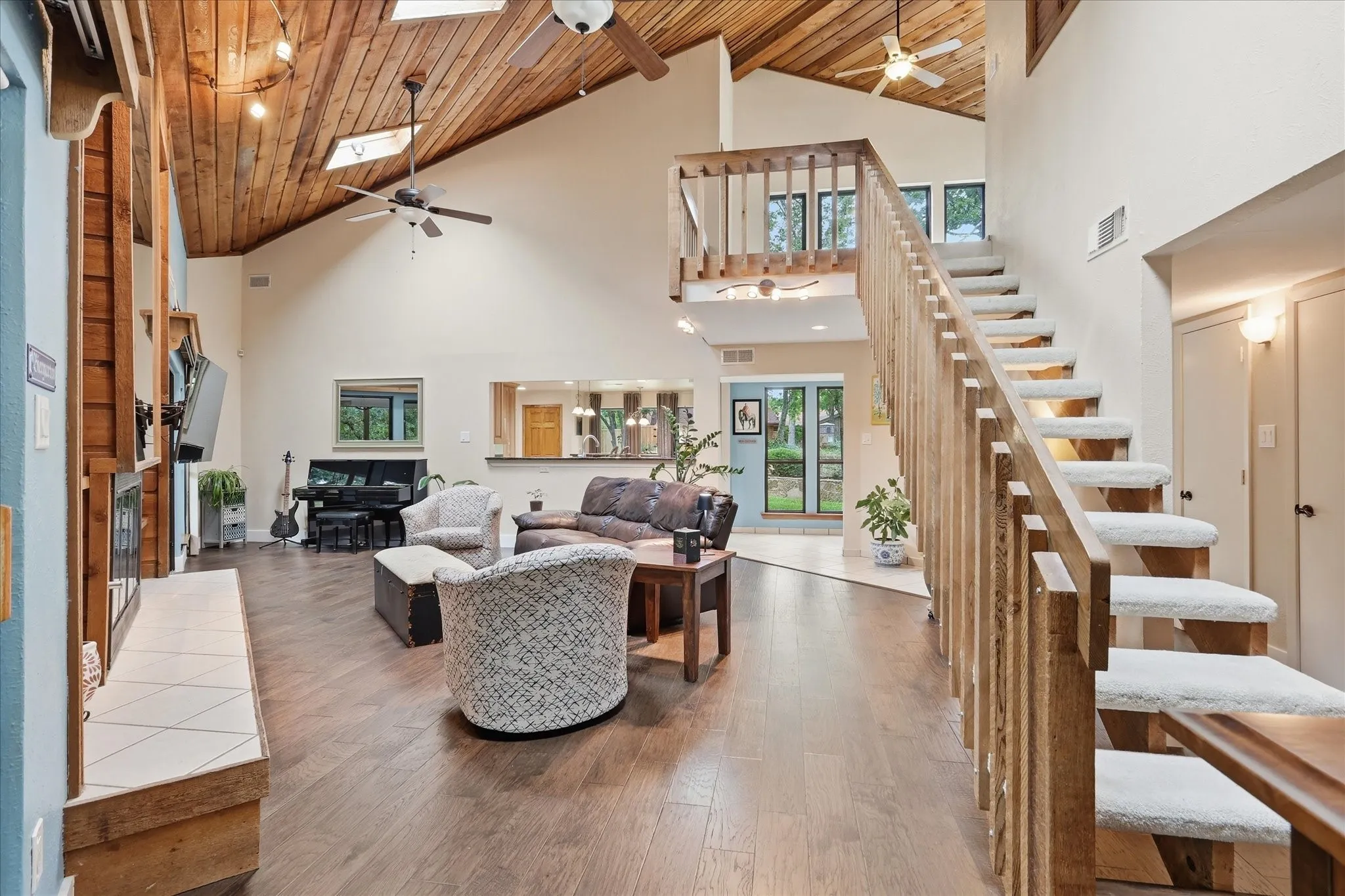 Single Family Residence For Sale in Denton County , 122 Brookdale Drive, Highland Village, Texas 75077, 4 Bedroom, 4 Bathroom, 2 Garage spaces, 2,874 Sqft, built in 1979, mls#21260663, Real Estate Agent in Highland Village, Homes For Sale in Denton county, Homes For Sale in Highland Village, Realtor in Highland Village Texas, Real Estate Brokerage Independent Realty Texas, Luminita Cordes Realtor