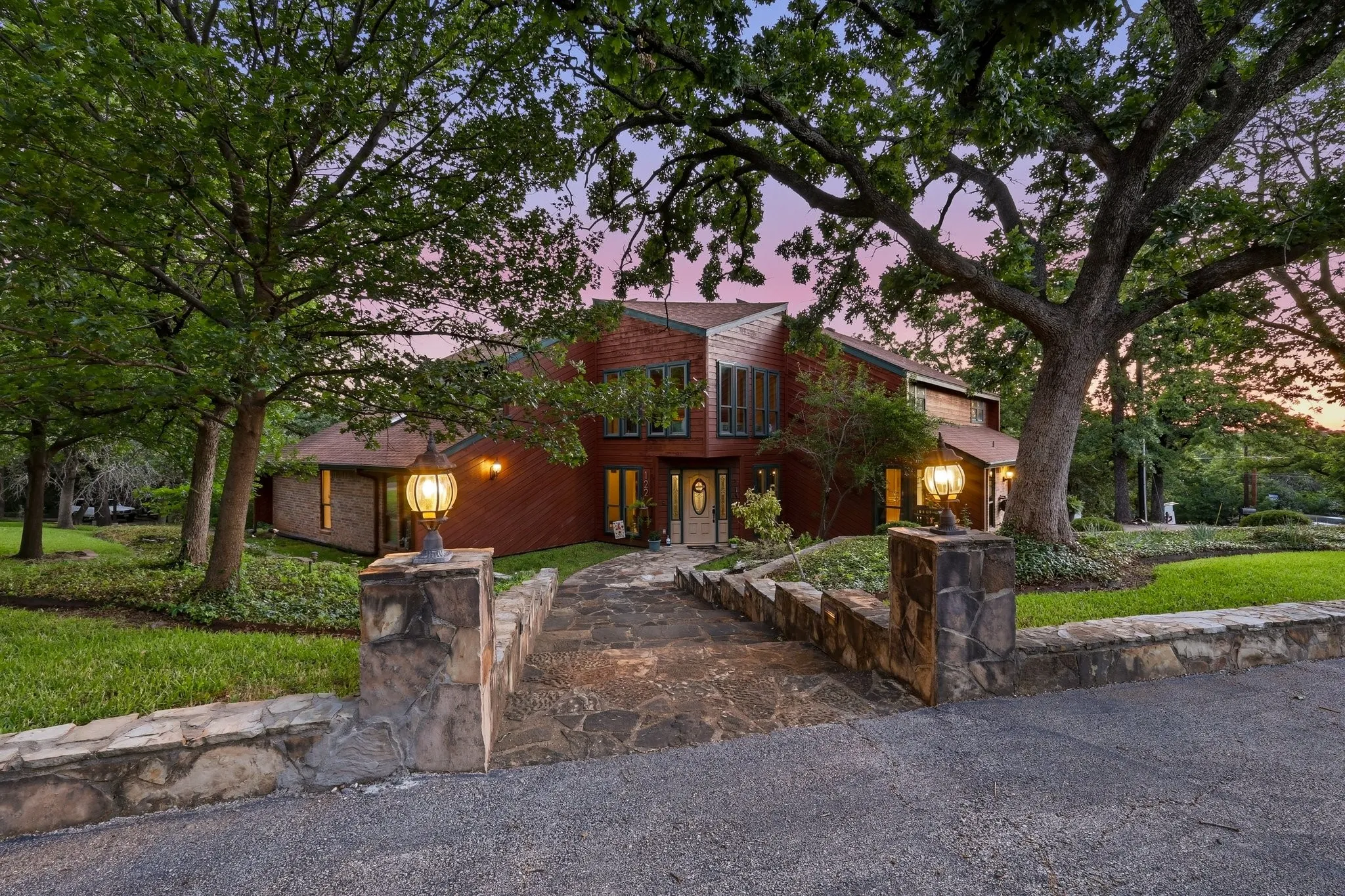 Single Family Residence For Sale in Denton County , 122 Brookdale Drive, Highland Village, Texas 75077, 4 Bedroom, 4 Bathroom, 2 Garage spaces, 2,874 Sqft, built in 1979, mls#21260663, Real Estate Agent in Highland Village, Homes For Sale in Denton county, Homes For Sale in Highland Village, Realtor in Highland Village Texas, Real Estate Brokerage Independent Realty Texas, Luminita Cordes Realtor