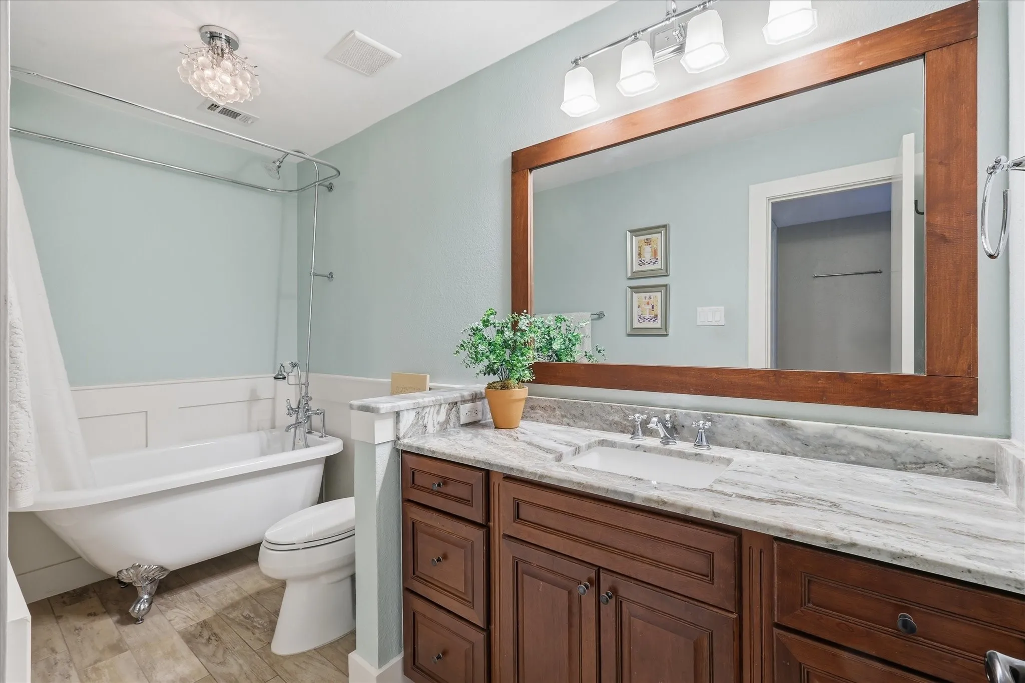 Single Family Residence For Sale in Denton County , 122 Brookdale Drive, Highland Village, Texas 75077, 4 Bedroom, 4 Bathroom, 2 Garage spaces, 2,874 Sqft, built in 1979, mls#21260663, Real Estate Agent in Highland Village, Homes For Sale in Denton county, Homes For Sale in Highland Village, Realtor in Highland Village Texas, Real Estate Brokerage Independent Realty Texas, Luminita Cordes Realtor