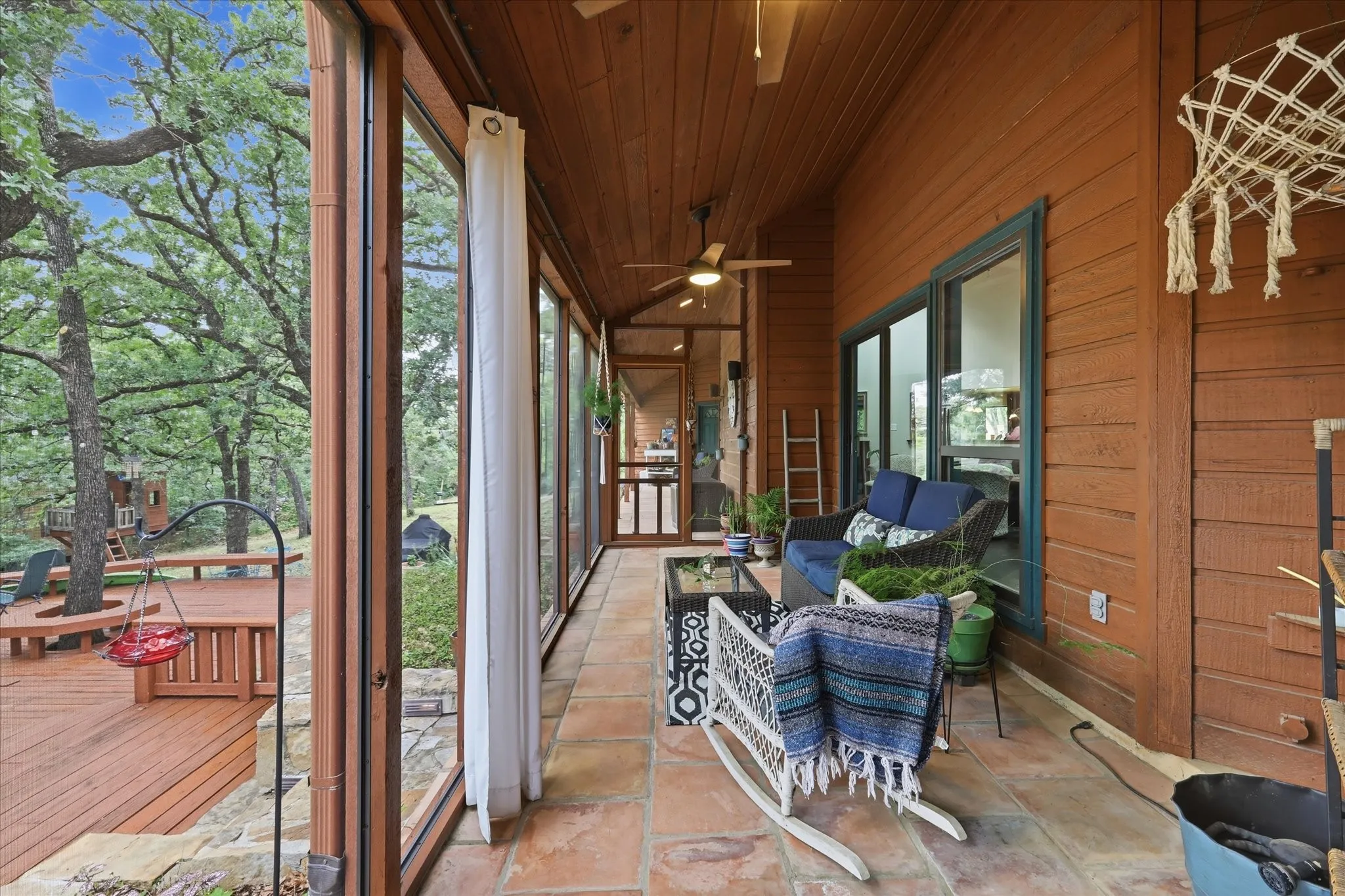 Single Family Residence For Sale in Denton County , 122 Brookdale Drive, Highland Village, Texas 75077, 4 Bedroom, 4 Bathroom, 2 Garage spaces, 2,874 Sqft, built in 1979, mls#21260663, Real Estate Agent in Highland Village, Homes For Sale in Denton county, Homes For Sale in Highland Village, Realtor in Highland Village Texas, Real Estate Brokerage Independent Realty Texas, Luminita Cordes Realtor