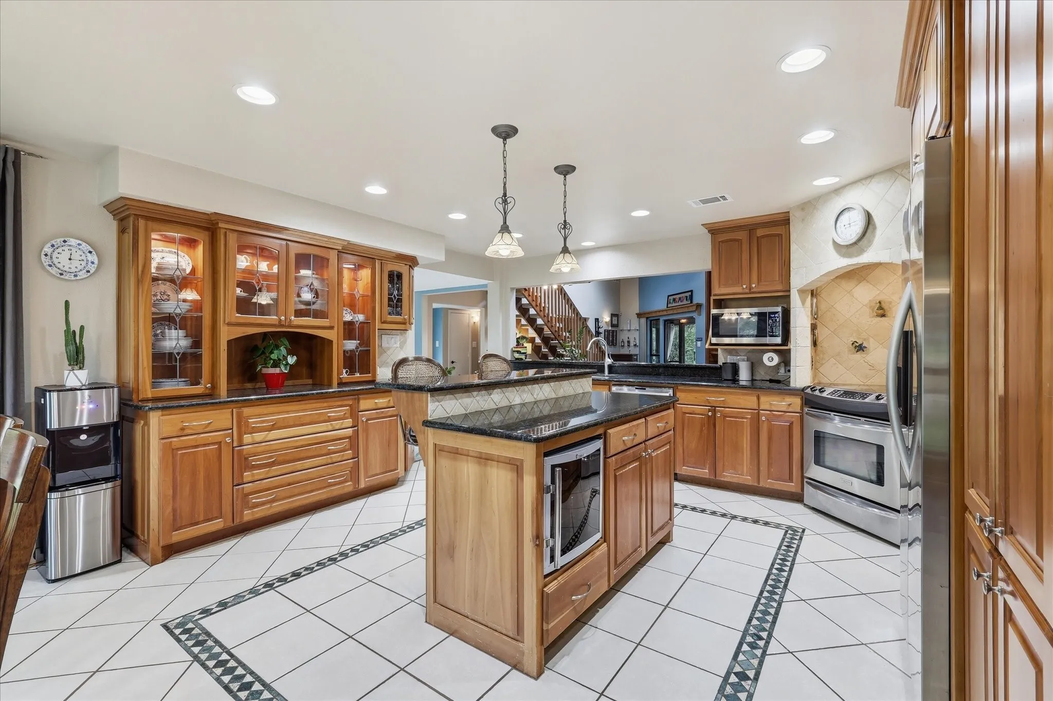 Single Family Residence For Sale in Denton County , 122 Brookdale Drive, Highland Village, Texas 75077, 4 Bedroom, 4 Bathroom, 2 Garage spaces, 2,874 Sqft, built in 1979, mls#21260663, Real Estate Agent in Highland Village, Homes For Sale in Denton county, Homes For Sale in Highland Village, Realtor in Highland Village Texas, Real Estate Brokerage Independent Realty Texas, Luminita Cordes Realtor