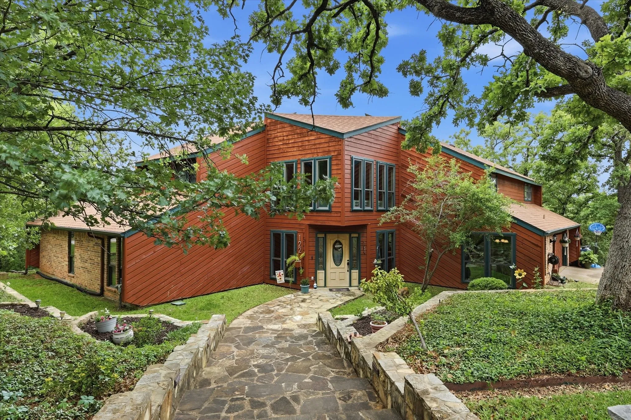 Single Family Residence For Sale in Denton County , 122 Brookdale Drive, Highland Village, Texas 75077, 4 Bedroom, 4 Bathroom, 2 Garage spaces, 2,874 Sqft, built in 1979, mls#21260663, Real Estate Agent in Highland Village, Homes For Sale in Denton county, Homes For Sale in Highland Village, Realtor in Highland Village Texas, Real Estate Brokerage Independent Realty Texas, Luminita Cordes Realtor
