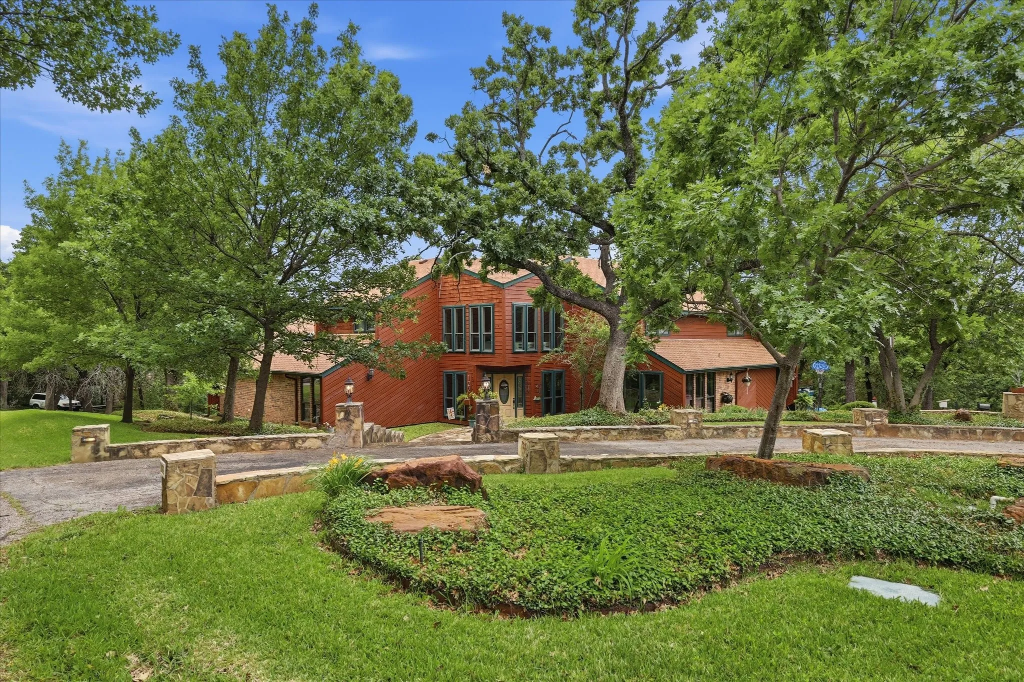 Single Family Residence For Sale in Denton County , 122 Brookdale Drive, Highland Village, Texas 75077, 4 Bedroom, 4 Bathroom, 2 Garage spaces, 2,874 Sqft, built in 1979, mls#21260663, Real Estate Agent in Highland Village, Homes For Sale in Denton county, Homes For Sale in Highland Village, Realtor in Highland Village Texas, Real Estate Brokerage Independent Realty Texas, Luminita Cordes Realtor
