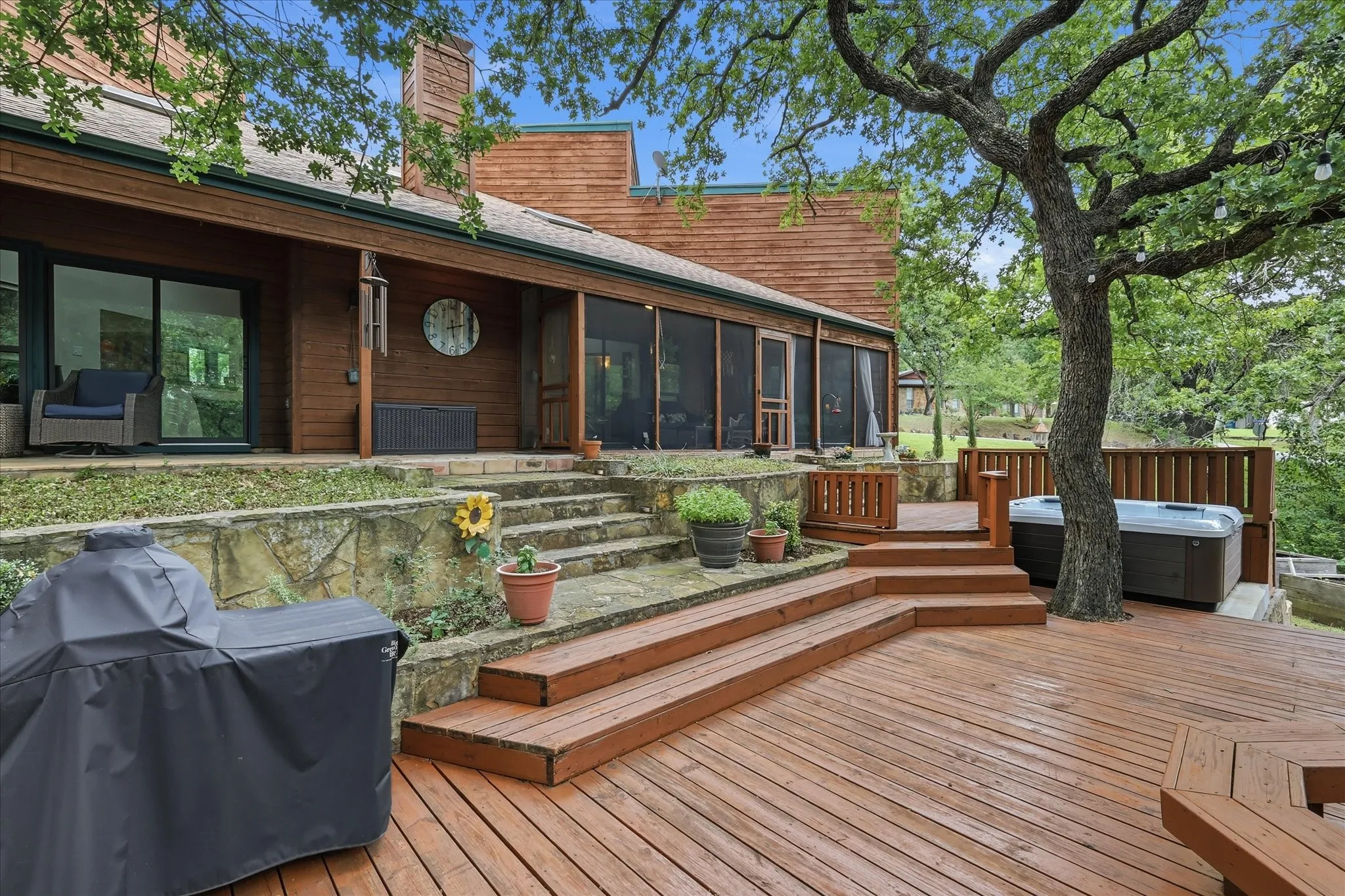 Single Family Residence For Sale in Denton County , 122 Brookdale Drive, Highland Village, Texas 75077, 4 Bedroom, 4 Bathroom, 2 Garage spaces, 2,874 Sqft, built in 1979, mls#21260663, Real Estate Agent in Highland Village, Homes For Sale in Denton county, Homes For Sale in Highland Village, Realtor in Highland Village Texas, Real Estate Brokerage Independent Realty Texas, Luminita Cordes Realtor