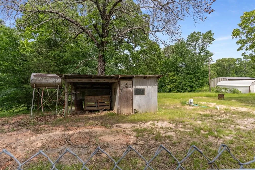 Single Family Residence For Sale in Fannin County , 6111 County Road 2610, Bonham, Texas 75418, 3 Bedroom, 2 Bathroom, Garage spaces, 1,096 Sqft, built in 1970, Price $599,990, mls#21264950, Real Estate Agent in Bonham, Homes For Sale in Fannin county, Homes For Sale in Bonham, Realtor in Bonham Texas, Real Estate Brokerage Independent Realty Texas, Luminita Cordes Realtor