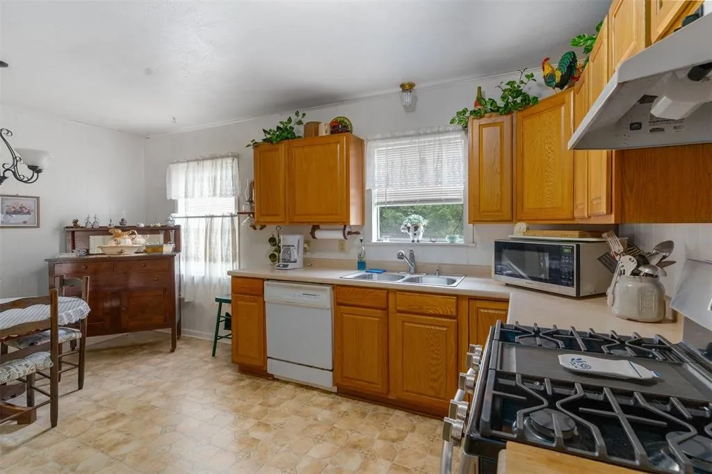 Single Family Residence For Sale in Fannin County , 6111 County Road 2610, Bonham, Texas 75418, 3 Bedroom, 2 Bathroom, Garage spaces, 1,096 Sqft, built in 1970, Price $599,990, mls#21264950, Real Estate Agent in Bonham, Homes For Sale in Fannin county, Homes For Sale in Bonham, Realtor in Bonham Texas, Real Estate Brokerage Independent Realty Texas, Luminita Cordes Realtor
