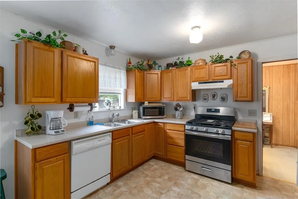 Single Family Residence For Sale in Fannin County , 6111 County Road 2610, Bonham, Texas 75418, 3 Bedroom, 2 Bathroom, Garage spaces, 1,096 Sqft, built in 1970, Price $599,990, mls#21264950, Real Estate Agent in Bonham, Homes For Sale in Fannin county, Homes For Sale in Bonham, Realtor in Bonham Texas, Real Estate Brokerage Independent Realty Texas, Luminita Cordes Realtor